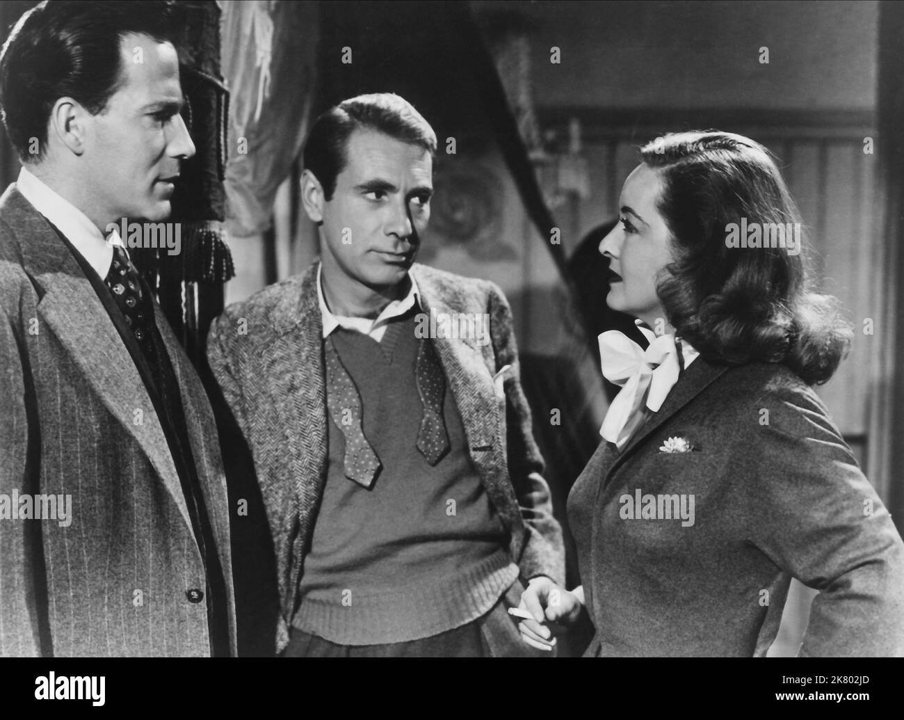 Hugh Marlowe, Gary Merrill & Bette Davis Film: All About Eve (USA 1950) Characters: Lloyd Richards, Bill Simpson, Margo  Director: Joseph L. Mankiewicz 13 October 1950   **WARNING** This Photograph is for editorial use only and is the copyright of 20TH CENTURY FOX and/or the Photographer assigned by the Film or Production Company and can only be reproduced by publications in conjunction with the promotion of the above Film. A Mandatory Credit To 20TH CENTURY FOX is required. The Photographer should also be credited when known. No commercial use can be granted without written authority from the Stock Photo