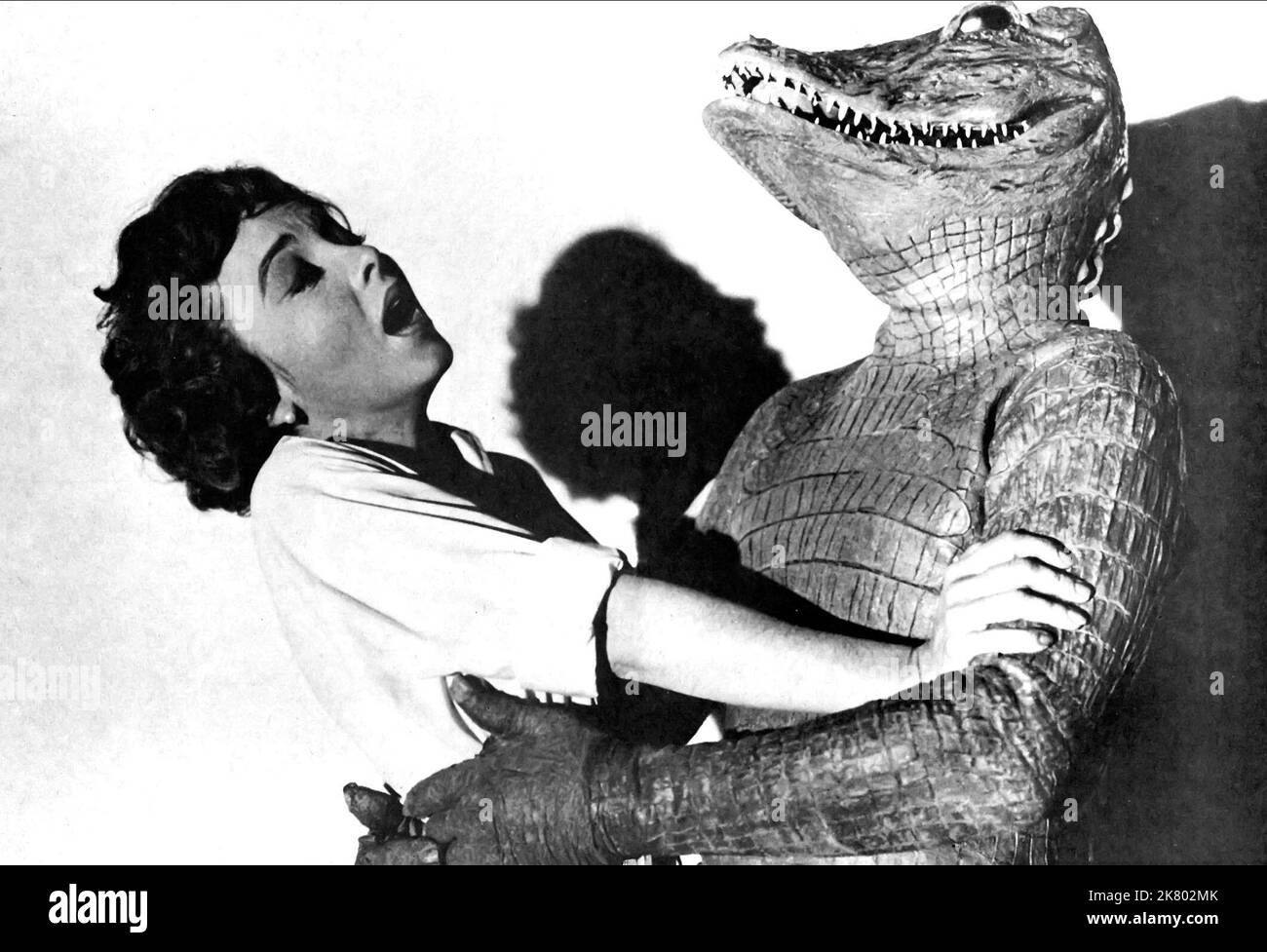 Beverly Garland & Alligator Film: The Alligator People (1959) Characters: Joyce Webster, aka Jane Marvin  Director: Roy Del Ruth 22 July 1959   **WARNING** This Photograph is for editorial use only and is the copyright of 20TH CENTURY FOX and/or the Photographer assigned by the Film or Production Company and can only be reproduced by publications in conjunction with the promotion of the above Film. A Mandatory Credit To 20TH CENTURY FOX is required. The Photographer should also be credited when known. No commercial use can be granted without written authority from the Film Company. Stock Photo