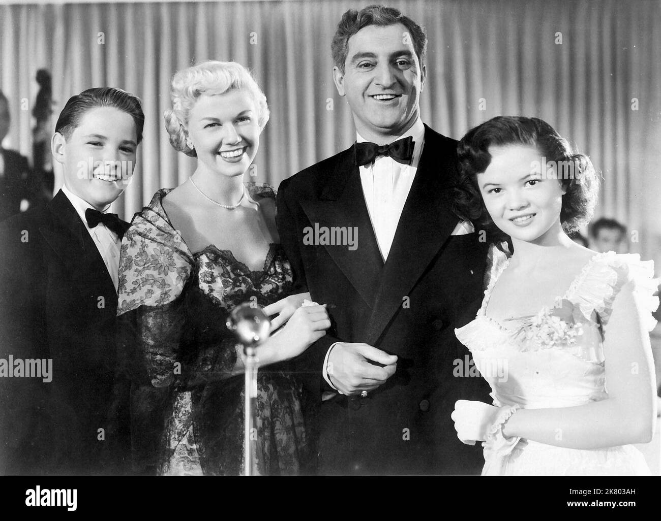 Robert Lyden, Doris Day, Danny Thomas & Bunny Lewbel Film: I'Ll See You In My Dreams (USA 1951) Characters: Donald, at age 8,Grace LeBoy Kahn,Gus Kahn & Irene, at age 6  Director: Michael Curtiz 06 December 1951   **WARNING** This Photograph is for editorial use only and is the copyright of WARNER BROS. and/or the Photographer assigned by the Film or Production Company and can only be reproduced by publications in conjunction with the promotion of the above Film. A Mandatory Credit To WARNER BROS. is required. The Photographer should also be credited when known. No commercial use can be grante Stock Photo