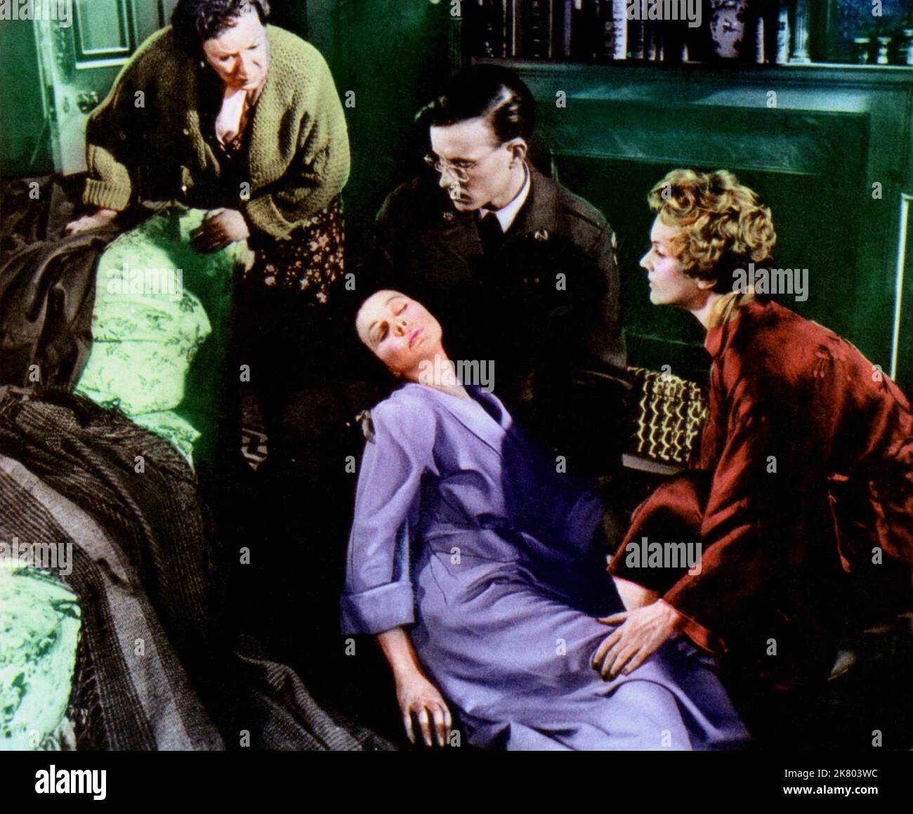 Alec Mccowen, Vivien Leigh & Moira Lister Film: The Deep Blue Sea (UK 1955) Characters: Ken Thompson,Hester Collyer & Dawn Maxwell  Director: Anatole Litvak 23 August 1955   **WARNING** This Photograph is for editorial use only and is the copyright of 20TH CENTURY FOX and/or the Photographer assigned by the Film or Production Company and can only be reproduced by publications in conjunction with the promotion of the above Film. A Mandatory Credit To 20TH CENTURY FOX is required. The Photographer should also be credited when known. No commercial use can be granted without written authority from Stock Photo
