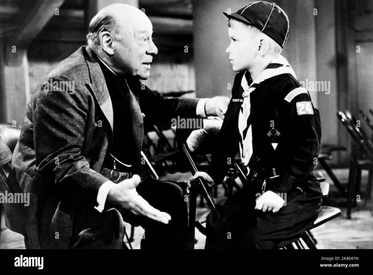 Edmund Gwenn & Lee Aaker Film: Mister Scoutmaster (1959) Characters: Dr. Stone & Arthur  Director: Henry Levin 28 August 1953   **WARNING** This Photograph is for editorial use only and is the copyright of 20TH CENTURY FOX and/or the Photographer assigned by the Film or Production Company and can only be reproduced by publications in conjunction with the promotion of the above Film. A Mandatory Credit To 20TH CENTURY FOX is required. The Photographer should also be credited when known. No commercial use can be granted without written authority from the Film Company. Stock Photo
