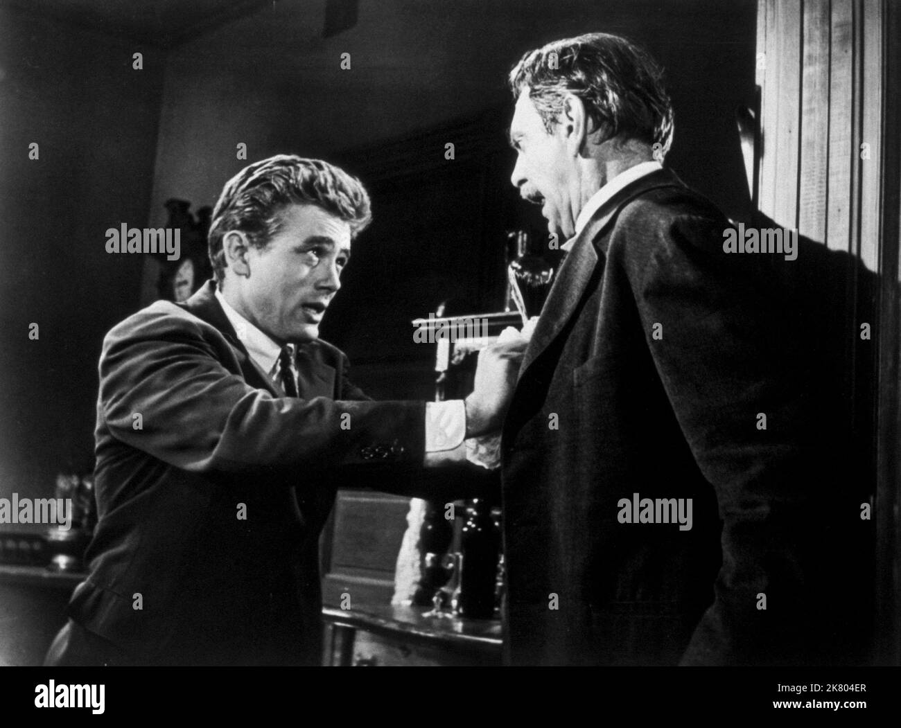 James Dean & Raymond Massey Film: East Of Eden (USA 1955) Characters: Cal Trask & Adam Trask  / Literaturverfilmung (Based On The Novel By John Steinbeck) Director: Elia Kazan 09 March 1955   **WARNING** This Photograph is for editorial use only and is the copyright of WARNER BROS. and/or the Photographer assigned by the Film or Production Company and can only be reproduced by publications in conjunction with the promotion of the above Film. A Mandatory Credit To WARNER BROS. is required. The Photographer should also be credited when known. No commercial use can be granted without written auth Stock Photo