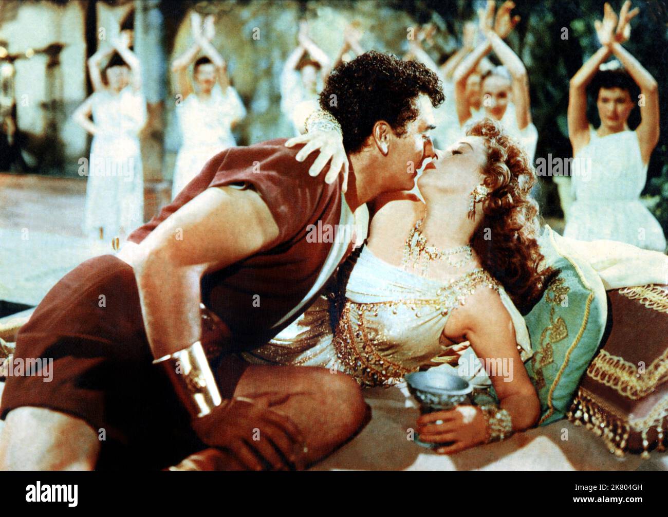 Victor Mature & Susan Hayward Film: Demetrius And The Gladiators (USA 1954) Characters: Demetrius & Messalina  Director: Delmer Daves 16 June 1954   **WARNING** This Photograph is for editorial use only and is the copyright of 20TH CENTURY FOX and/or the Photographer assigned by the Film or Production Company and can only be reproduced by publications in conjunction with the promotion of the above Film. A Mandatory Credit To 20TH CENTURY FOX is required. The Photographer should also be credited when known. No commercial use can be granted without written authority from the Film Company. Stock Photo