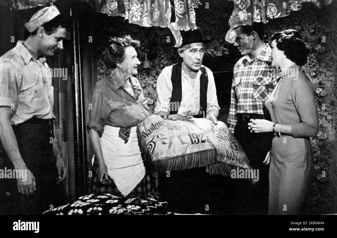Marjorie Main, Parker Fennelly, John Smith & Gloria Talbott Film: The Kettles On Old Macdonald'S Farm (1959) Characters: Ma Kettle,Pa Kettle,Brad Johnson & Sally Flemming  Director: Virgil W. Vogel 10 May 1957   **WARNING** This Photograph is for editorial use only and is the copyright of UNIVERSAL and/or the Photographer assigned by the Film or Production Company and can only be reproduced by publications in conjunction with the promotion of the above Film. A Mandatory Credit To UNIVERSAL is required. The Photographer should also be credited when known. No commercial use can be granted withou Stock Photo