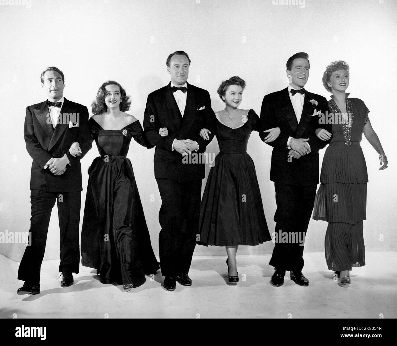 Gary Merril, Bette Davis, George Sanders, Anne Baxter, Hugh Marlowe & Celeste Holm Film: All About Eve (USA 1950) Characters: ,Margo,Addison DeWitt,Eve,Lloyd Richards & Karen  Director: Joseph L. Mankiewicz 13 October 1950   **WARNING** This Photograph is for editorial use only and is the copyright of 20TH CENTURY FOX and/or the Photographer assigned by the Film or Production Company and can only be reproduced by publications in conjunction with the promotion of the above Film. A Mandatory Credit To 20TH CENTURY FOX is required. The Photographer should also be credited when known. No commercia Stock Photo