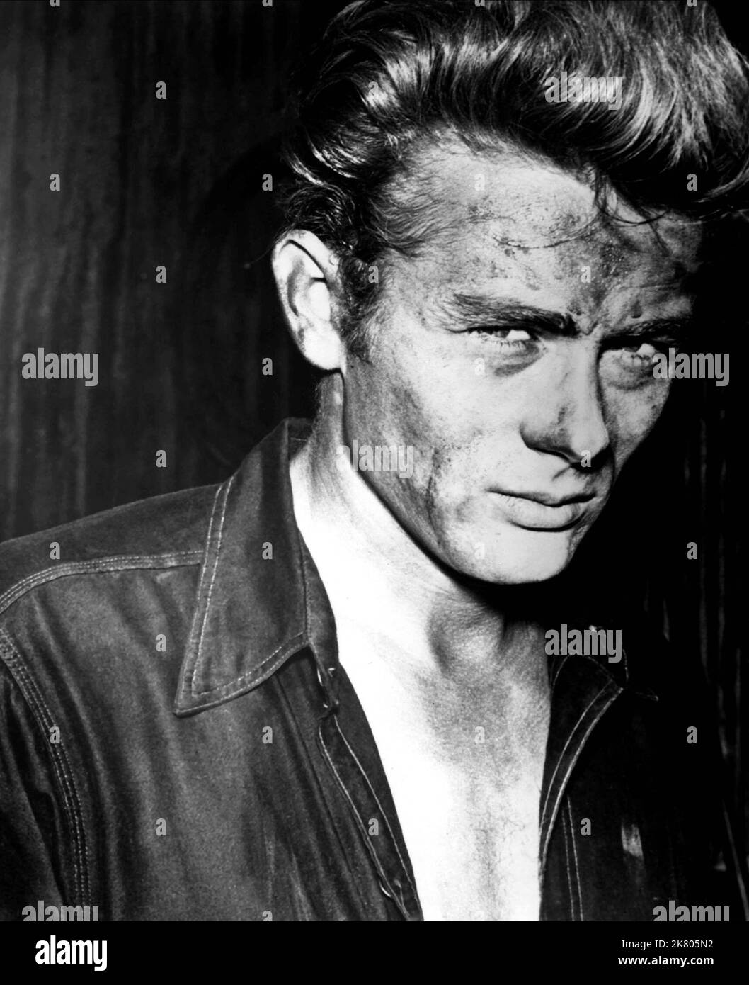 James Dean Film: Giant (USA 1956) Characters: Jett Rink  / Literaturverfilmung (Based On The Book By Edna Ferber) Director: George Stevens 10 October 1956   **WARNING** This Photograph is for editorial use only and is the copyright of WARNER BROS. and/or the Photographer assigned by the Film or Production Company and can only be reproduced by publications in conjunction with the promotion of the above Film. A Mandatory Credit To WARNER BROS. is required. The Photographer should also be credited when known. No commercial use can be granted without written authority from the Film Company. Stock Photo