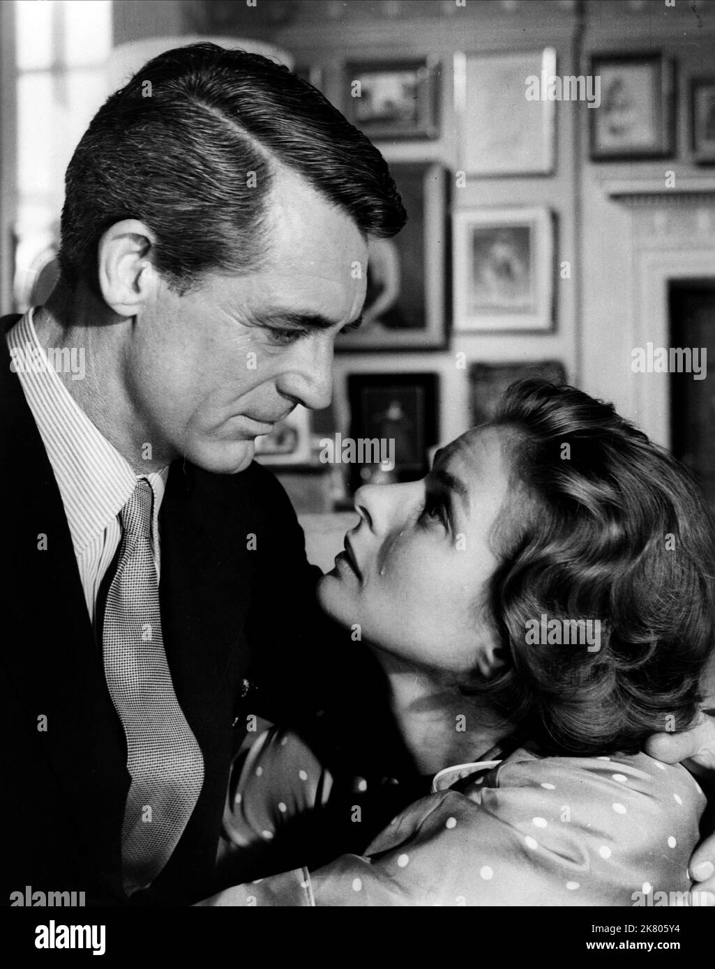 Cary Grant & Ingrid Bergman Film: Indiscreet (USA/UK 1958) Characters: Philip Adams, Anna Kalman  Director: Stanley Donen 20 May 1958   **WARNING** This Photograph is for editorial use only and is the copyright of WARNER BROS. and/or the Photographer assigned by the Film or Production Company and can only be reproduced by publications in conjunction with the promotion of the above Film. A Mandatory Credit To WARNER BROS. is required. The Photographer should also be credited when known. No commercial use can be granted without written authority from the Film Company. Stock Photo