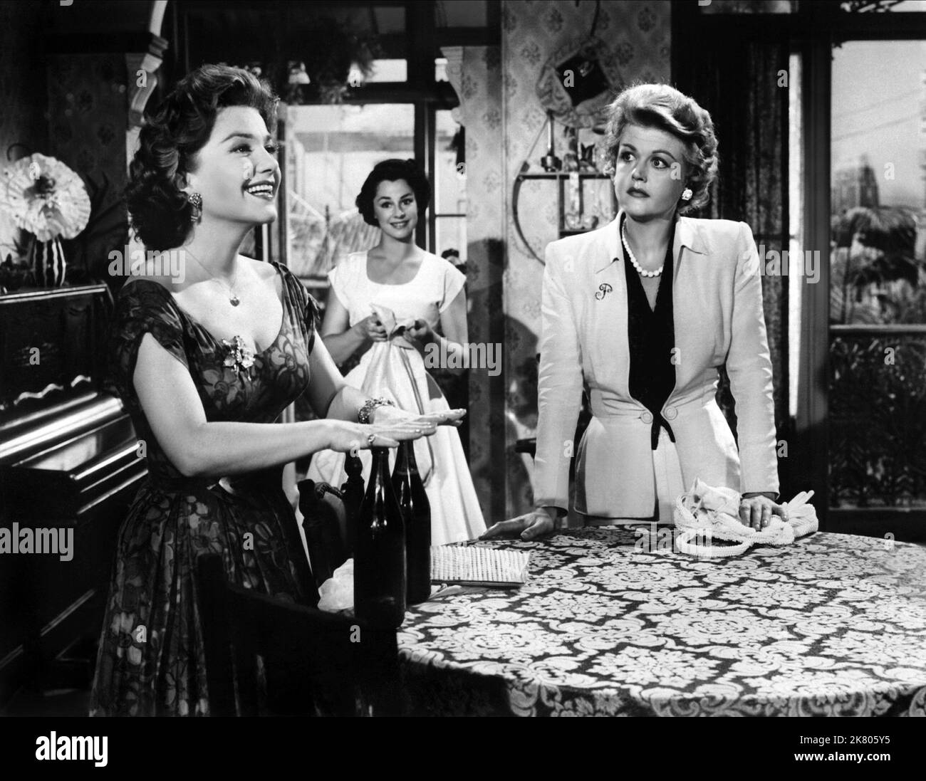 Anne Baxter, Janette Craig & Angela Lansbury Film: Summer Of The Seventeenth Doll; Season Of Passion (USA/UK/AUS 1959) Characters: Olive, Bubba, Pearl  Director: Leslie Norman 02 December 1959   **WARNING** This Photograph is for editorial use only and is the copyright of HILL-HECHT-LANCASTER PRODUCTIONS and/or the Photographer assigned by the Film or Production Company and can only be reproduced by publications in conjunction with the promotion of the above Film. A Mandatory Credit To HILL-HECHT-LANCASTER PRODUCTIONS is required. The Photographer should also be credited when known. No commerc Stock Photo