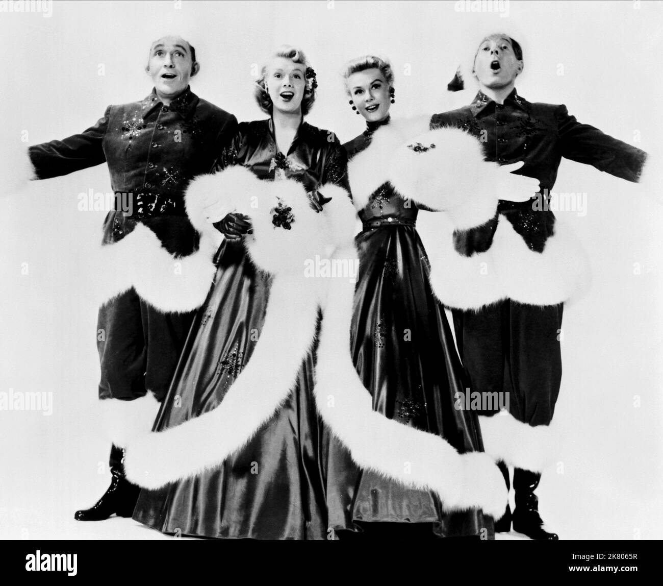 Bing Crosby, Rosemary Clooney, Vera-Ellen & Danny Kaye Film: White Christmas (USA 1954) Characters: Bob Wallace, Betty Haynes, Judy Haynes, Phil Davis  Director: Michael Curtiz 14 October 1954   **WARNING** This Photograph is for editorial use only and is the copyright of PARAMOUNT PICTURES and/or the Photographer assigned by the Film or Production Company and can only be reproduced by publications in conjunction with the promotion of the above Film. A Mandatory Credit To PARAMOUNT PICTURES is required. The Photographer should also be credited when known. No commercial use can be granted witho Stock Photo