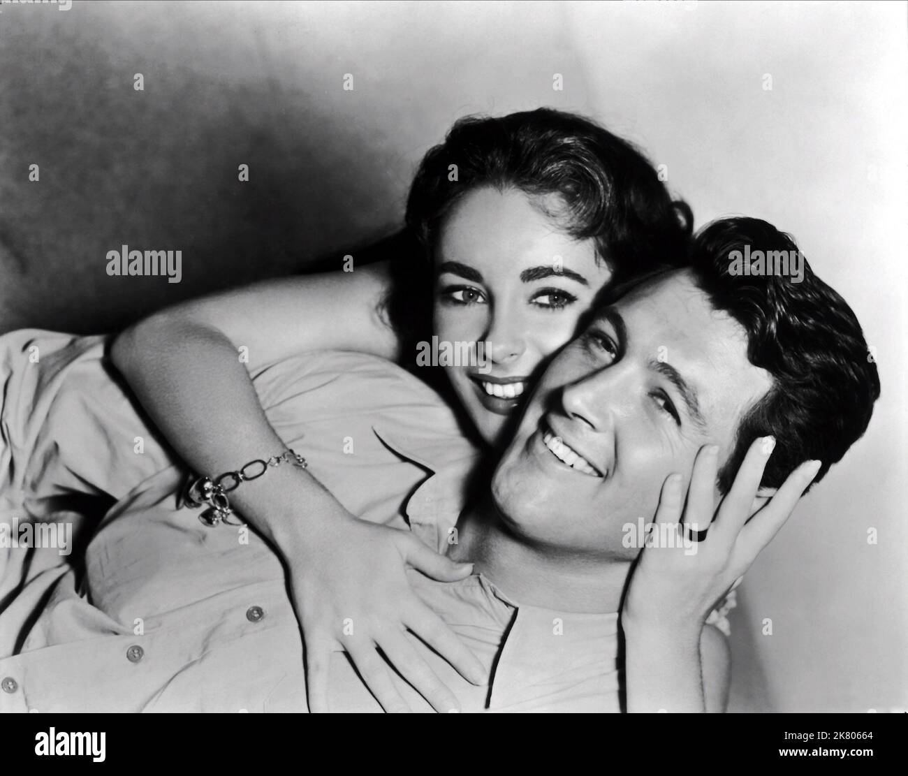 Elizabeth Taylor & Rock Hudson Film: Giant (USA 1956) Characters: Leslie Benedict, Jordan 'Bick' Benedict Jr.  / Literaturverfilmung (Based On The Book By Edna Ferber) Director: George Stevens 10 October 1956   **WARNING** This Photograph is for editorial use only and is the copyright of WARNER BROS. and/or the Photographer assigned by the Film or Production Company and can only be reproduced by publications in conjunction with the promotion of the above Film. A Mandatory Credit To WARNER BROS. is required. The Photographer should also be credited when known. No commercial use can be granted w Stock Photo