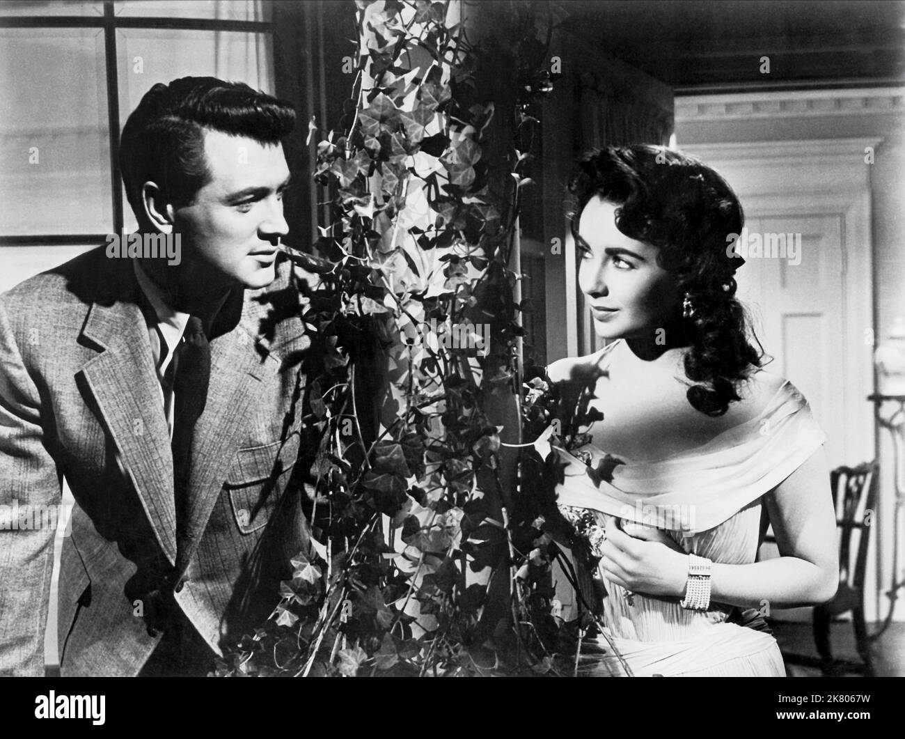 Rock Hudson & Elizabeth Taylor Film: Giant (USA 1956) Characters: Jordan 'Bick' Benedict Jr., Leslie Benedict  / Literaturverfilmung (Based On The Book By Edna Ferber) Director: George Stevens 10 October 1956   **WARNING** This Photograph is for editorial use only and is the copyright of WARNER BROS. and/or the Photographer assigned by the Film or Production Company and can only be reproduced by publications in conjunction with the promotion of the above Film. A Mandatory Credit To WARNER BROS. is required. The Photographer should also be credited when known. No commercial use can be granted w Stock Photo