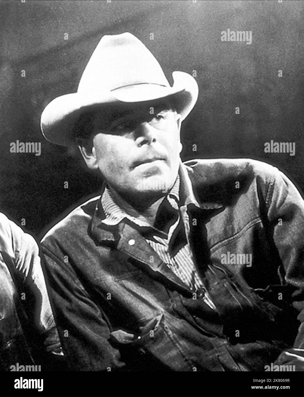 Glenn Ford Film: 3:10 To Yuma (USA 1957)   / Literaturverfilmung (Based On The Short Story By Elmore Leonard) Director: Delmer Daves 07 August 1957   **WARNING** This Photograph is for editorial use only and is the copyright of COLUMBIA PICTURES and/or the Photographer assigned by the Film or Production Company and can only be reproduced by publications in conjunction with the promotion of the above Film. A Mandatory Credit To COLUMBIA PICTURES is required. The Photographer should also be credited when known. No commercial use can be granted without written authority from the Film Company. Stock Photo