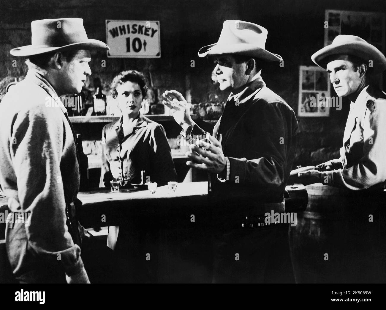 Van Heflin, Felicia Farr & Glenn Ford Film: 3:10 To Yuma (USA 1957)   / Literaturverfilmung (Based On The Short Story By Elmore Leonard) Director: Delmer Daves 07 August 1957   **WARNING** This Photograph is for editorial use only and is the copyright of COLUMBIA PICTURES and/or the Photographer assigned by the Film or Production Company and can only be reproduced by publications in conjunction with the promotion of the above Film. A Mandatory Credit To COLUMBIA PICTURES is required. The Photographer should also be credited when known. No commercial use can be granted without written authority Stock Photo