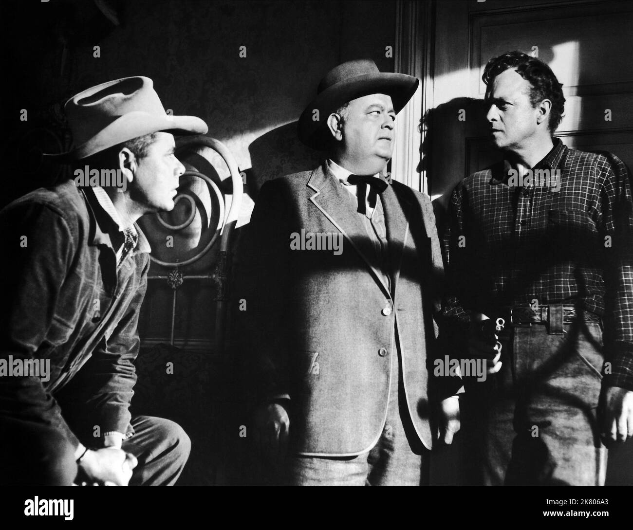 Glenn Ford & Van Heflin Film: 3:10 To Yuma (USA 1957)   / Literaturverfilmung (Based On The Short Story By Elmore Leonard) Director: Delmer Daves 07 August 1957   **WARNING** This Photograph is for editorial use only and is the copyright of COLUMBIA PICTURES and/or the Photographer assigned by the Film or Production Company and can only be reproduced by publications in conjunction with the promotion of the above Film. A Mandatory Credit To COLUMBIA PICTURES is required. The Photographer should also be credited when known. No commercial use can be granted without written authority from the Film Stock Photo