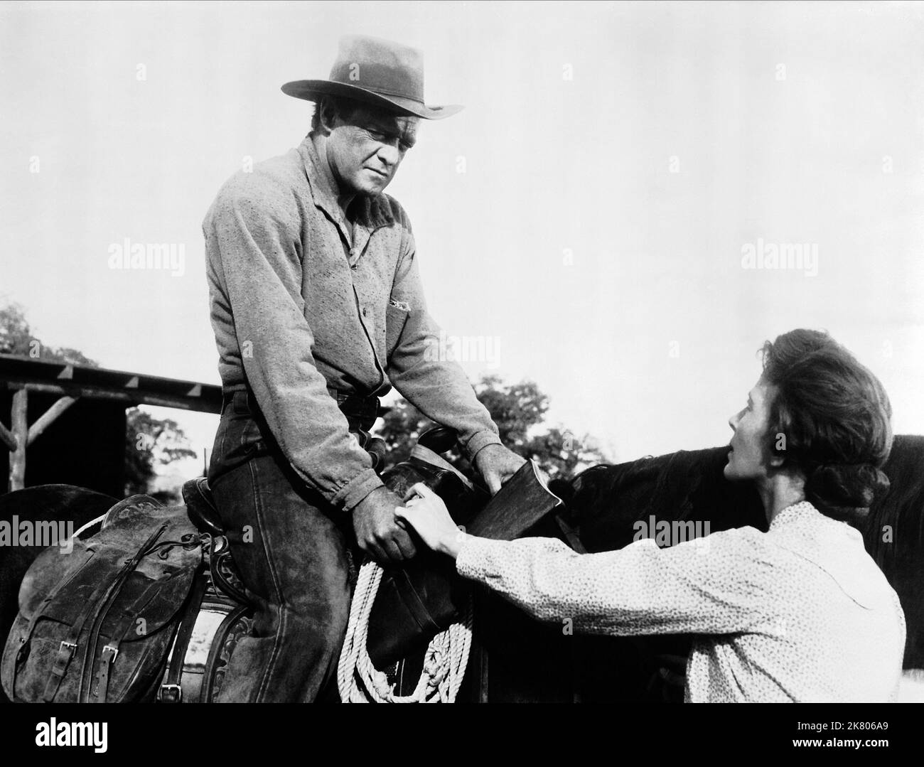 Van Heflin & Leora Dana Film: 3:10 To Yuma (USA 1957)   / Literaturverfilmung (Based On The Short Story By Elmore Leonard) Director: Delmer Daves 07 August 1957   **WARNING** This Photograph is for editorial use only and is the copyright of COLUMBIA PICTURES and/or the Photographer assigned by the Film or Production Company and can only be reproduced by publications in conjunction with the promotion of the above Film. A Mandatory Credit To COLUMBIA PICTURES is required. The Photographer should also be credited when known. No commercial use can be granted without written authority from the Film Stock Photo