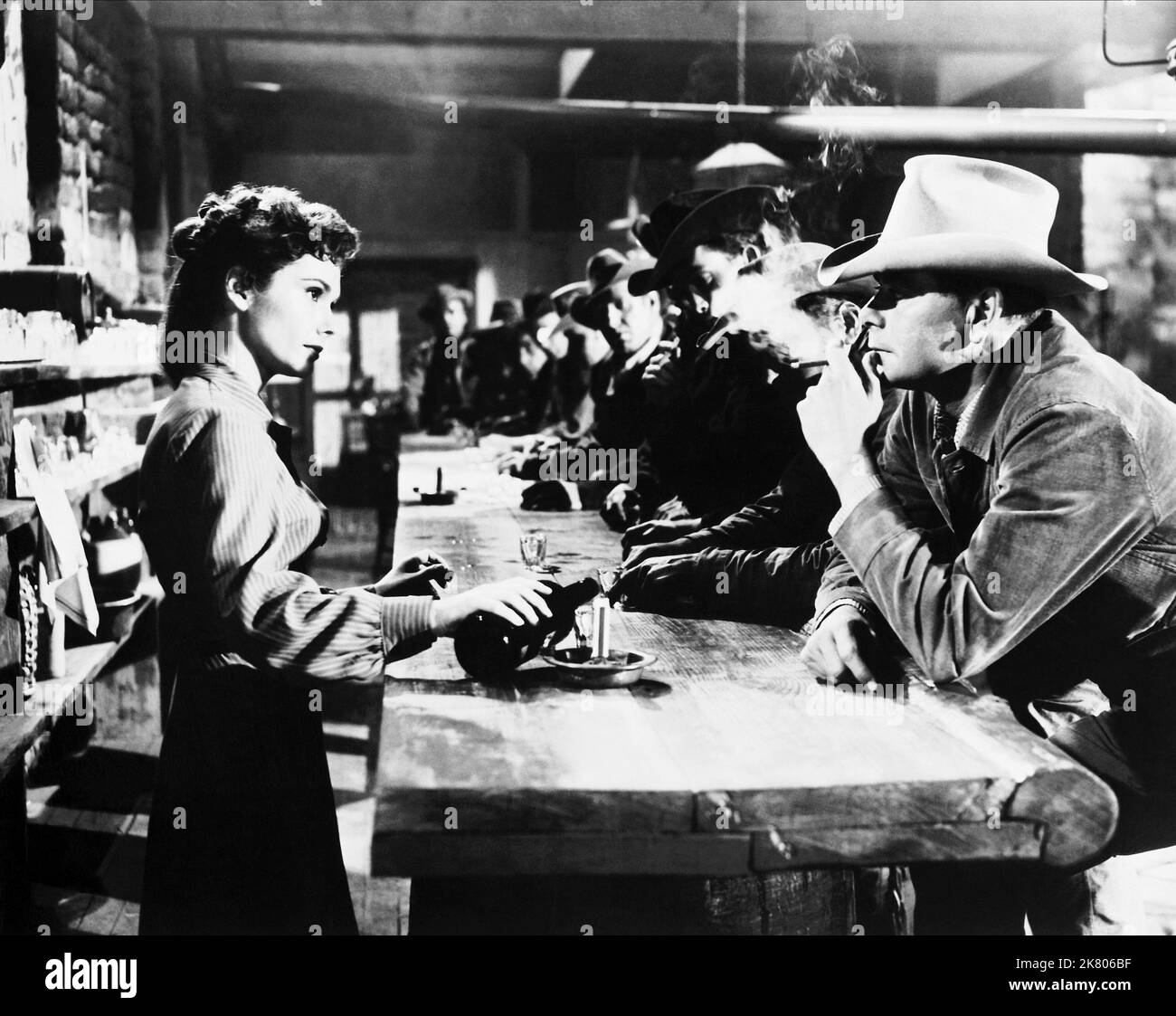 Felicia Farr & Glenn Ford Film: 3:10 To Yuma (USA 1957)   / Literaturverfilmung (Based On The Short Story By Elmore Leonard) Director: Delmer Daves 07 August 1957   **WARNING** This Photograph is for editorial use only and is the copyright of COLUMBIA PICTURES and/or the Photographer assigned by the Film or Production Company and can only be reproduced by publications in conjunction with the promotion of the above Film. A Mandatory Credit To COLUMBIA PICTURES is required. The Photographer should also be credited when known. No commercial use can be granted without written authority from the Fi Stock Photo