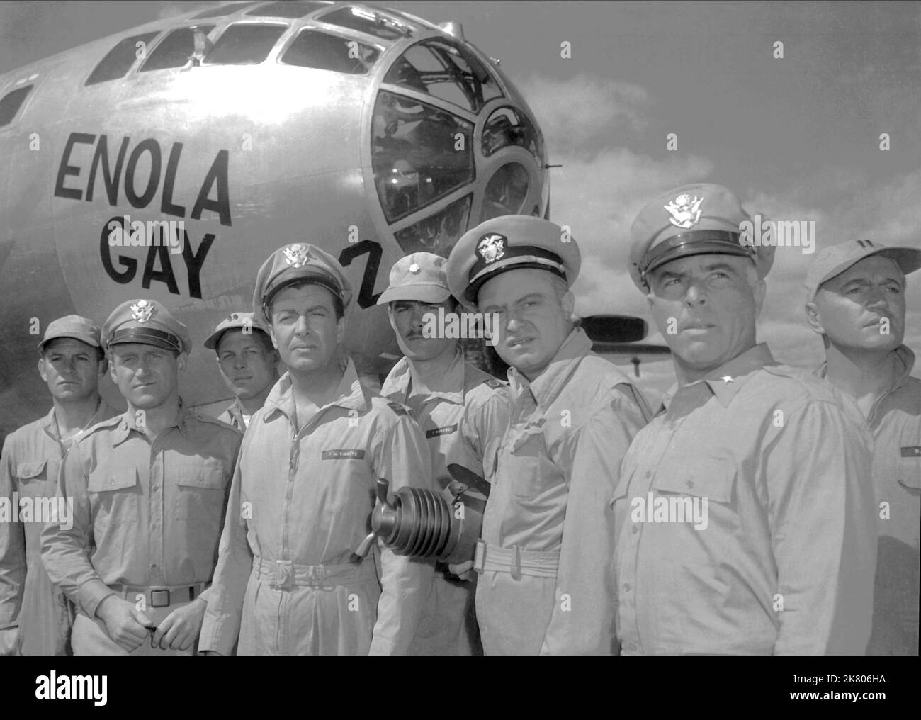 James Whitmore, Robert Taylor, Larry Gates, Larry Keating & Stephen Dunne Film: Above And Beyond (USA 1952) Characters: Maj. William 'Bill' Uanna - Security Officer, Operation Silverplate, Lt. Col. Paul W. Tibbets 509th Composite Group CO (pilot of Enola Gay), Capt. William 'Deak' Parsons, USN, Maj. Gen. Vernon C. Brent, Maj. Harry Bratton, Co-pilot B-29 tests  Director: Melvin Frank & Norman Panama 31 December 1952   **WARNING** This Photograph is for editorial use only and is the copyright of MGM and/or the Photographer assigned by the Film or Production Company and can only be reproduced by Stock Photo