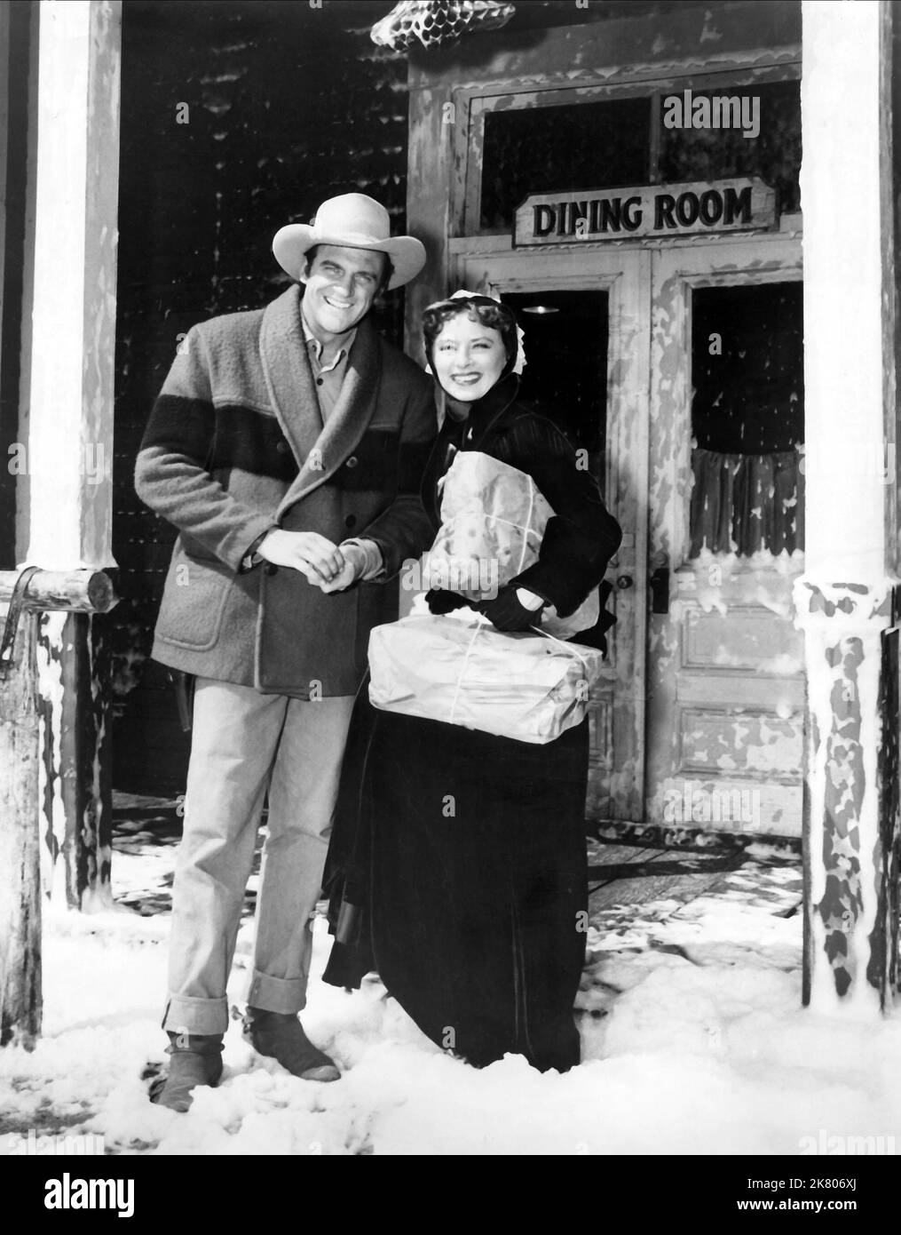 James Arness & Amanda Blake Television: Gunsmoke (TV-Serie) Characters: Matt Dillon, Kitty  Usa 1955-1975, 10 September 1955   **WARNING** This Photograph is for editorial use only and is the copyright of CBS and/or the Photographer assigned by the Film or Production Company and can only be reproduced by publications in conjunction with the promotion of the above Film. A Mandatory Credit To CBS is required. The Photographer should also be credited when known. No commercial use can be granted without written authority from the Film Company. Stock Photo