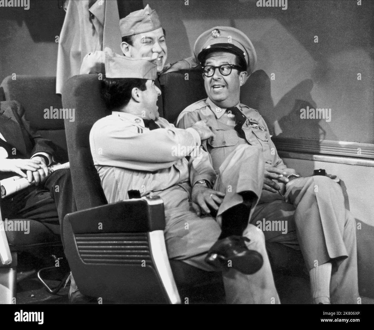 Allan Melvin & Phil Silvers Television: The Phil Silvers Show; Sergeant Bilko (TV-Serie) Characters: Cpl. Steve Henshaw, MSgt. Ernest G. Bilko  Usa 1955-1959, 20 September 1955   **WARNING** This Photograph is for editorial use only and is the copyright of CBS and/or the Photographer assigned by the Film or Production Company and can only be reproduced by publications in conjunction with the promotion of the above Film. A Mandatory Credit To CBS is required. The Photographer should also be credited when known. No commercial use can be granted without written authority from the Film Company. Stock Photo
