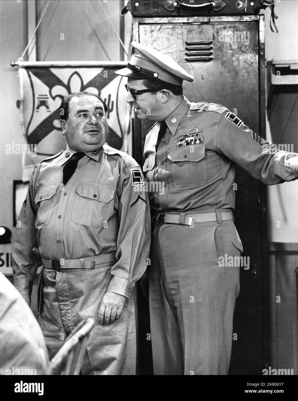 Maurice Gosfield & Phil Silvers Television: The Phil Silvers Show; Sergeant Bilko (TV-Serie) Characters: Pvt. Duane Doberman, MSgt. Ernest G. Bilko  Usa 1955-1959, 20 September 1955   **WARNING** This Photograph is for editorial use only and is the copyright of CBS and/or the Photographer assigned by the Film or Production Company and can only be reproduced by publications in conjunction with the promotion of the above Film. A Mandatory Credit To CBS is required. The Photographer should also be credited when known. No commercial use can be granted without written authority from the Film Compan Stock Photo