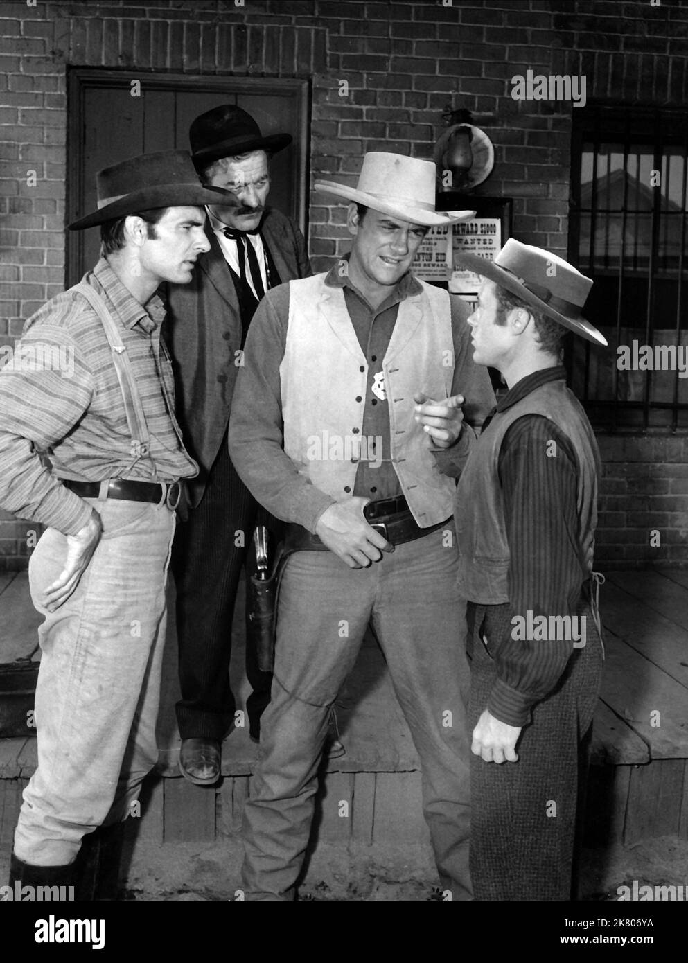Dennis Weaver, Milburn Stone & James Arness Television: Gunsmoke (TV-Serie) Characters: Chester, Doc, Matt Dillon  Usa 1955-1975, 10 September 1955   **WARNING** This Photograph is for editorial use only and is the copyright of CBS and/or the Photographer assigned by the Film or Production Company and can only be reproduced by publications in conjunction with the promotion of the above Film. A Mandatory Credit To CBS is required. The Photographer should also be credited when known. No commercial use can be granted without written authority from the Film Company. Stock Photo