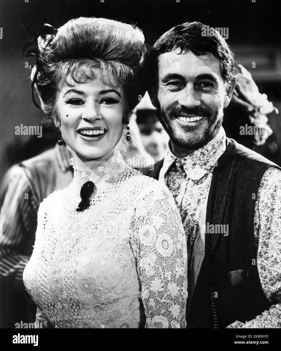 Amanda Blake & Ken Curtis Television: Gunsmoke (TV-Serie) Characters: Kitty, Festus  Usa 1955-1975, 05 September 1959   **WARNING** This Photograph is for editorial use only and is the copyright of CBS and/or the Photographer assigned by the Film or Production Company and can only be reproduced by publications in conjunction with the promotion of the above Film. A Mandatory Credit To CBS is required. The Photographer should also be credited when known. No commercial use can be granted without written authority from the Film Company. Stock Photo