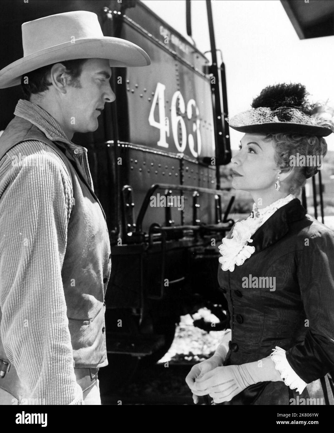 James Arness & Amanda Blake Television: Gunsmoke (TV-Serie) Characters: Matt Dillon, Kitty  Usa 1955-1975, 10 September 1955   **WARNING** This Photograph is for editorial use only and is the copyright of CBS and/or the Photographer assigned by the Film or Production Company and can only be reproduced by publications in conjunction with the promotion of the above Film. A Mandatory Credit To CBS is required. The Photographer should also be credited when known. No commercial use can be granted without written authority from the Film Company. Stock Photo