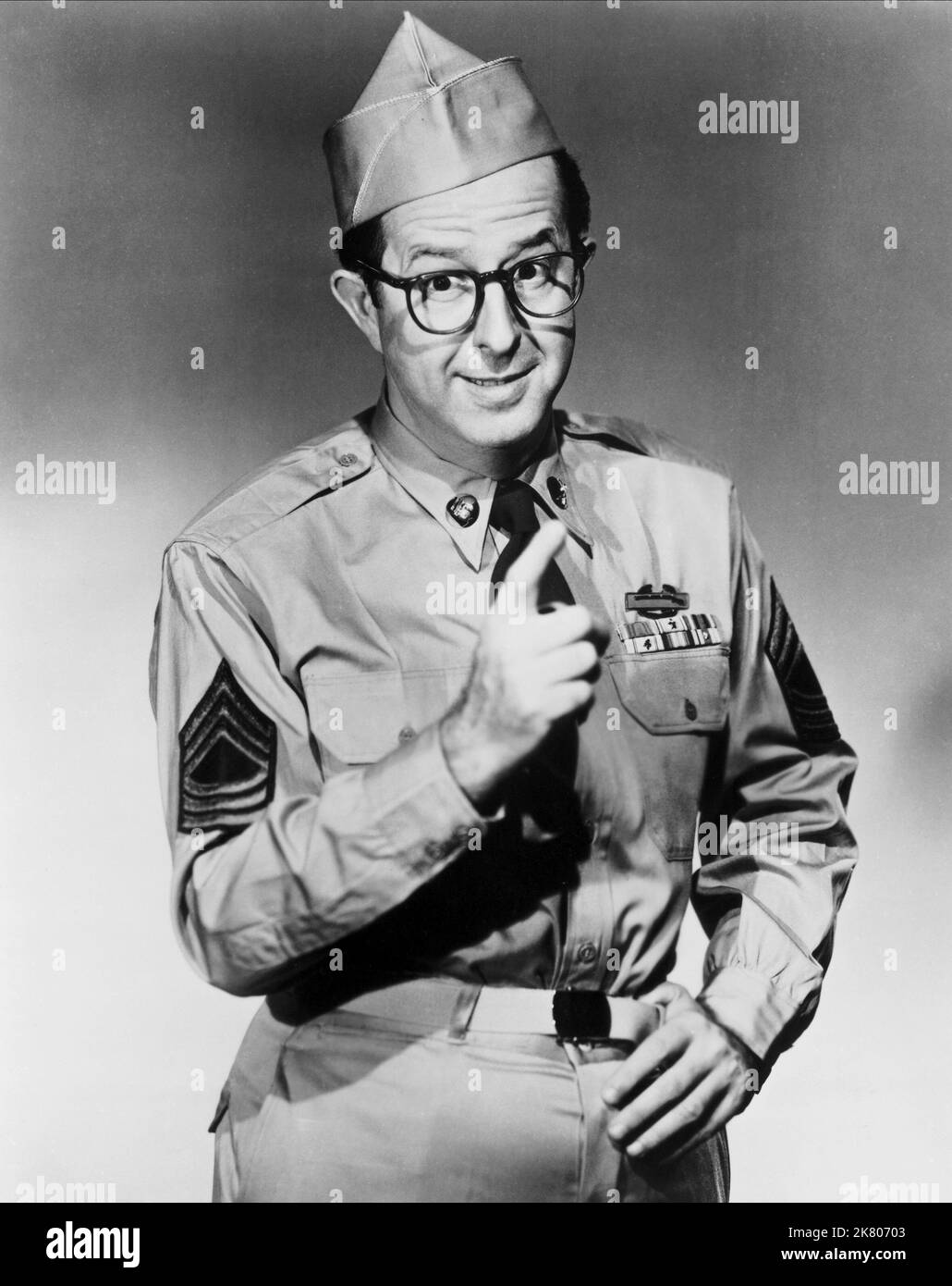 Phil Silvers Television: The Phil Silvers Show; Sergeant Bilko (TV-Serie) Characters: MSgt. Ernest G. Bilko  Usa 1955-1959, 20 September 1955   **WARNING** This Photograph is for editorial use only and is the copyright of CBS and/or the Photographer assigned by the Film or Production Company and can only be reproduced by publications in conjunction with the promotion of the above Film. A Mandatory Credit To CBS is required. The Photographer should also be credited when known. No commercial use can be granted without written authority from the Film Company. Stock Photo