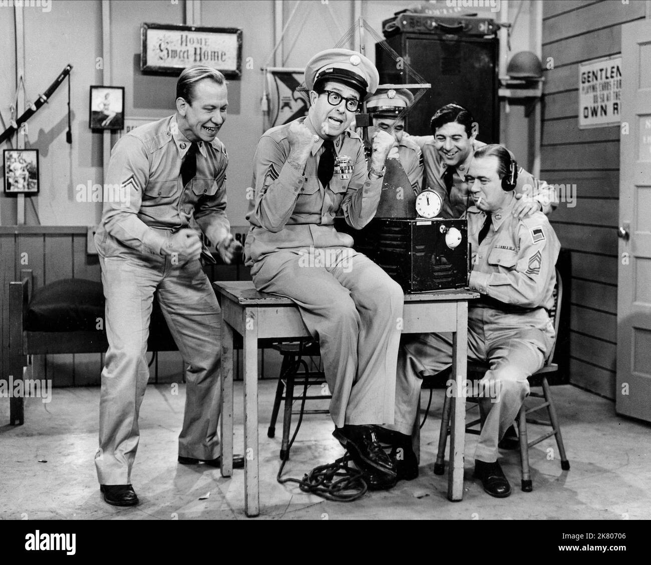 Allan Melvin & Phil Silvers Television: The Phil Silvers Show; Sergeant Bilko (TV-Serie) Characters: Cpl. Steve Henshaw, MSgt. Ernest G. Bilko  Usa 1955-1959, 20 September 1955   **WARNING** This Photograph is for editorial use only and is the copyright of CBS and/or the Photographer assigned by the Film or Production Company and can only be reproduced by publications in conjunction with the promotion of the above Film. A Mandatory Credit To CBS is required. The Photographer should also be credited when known. No commercial use can be granted without written authority from the Film Company. Stock Photo