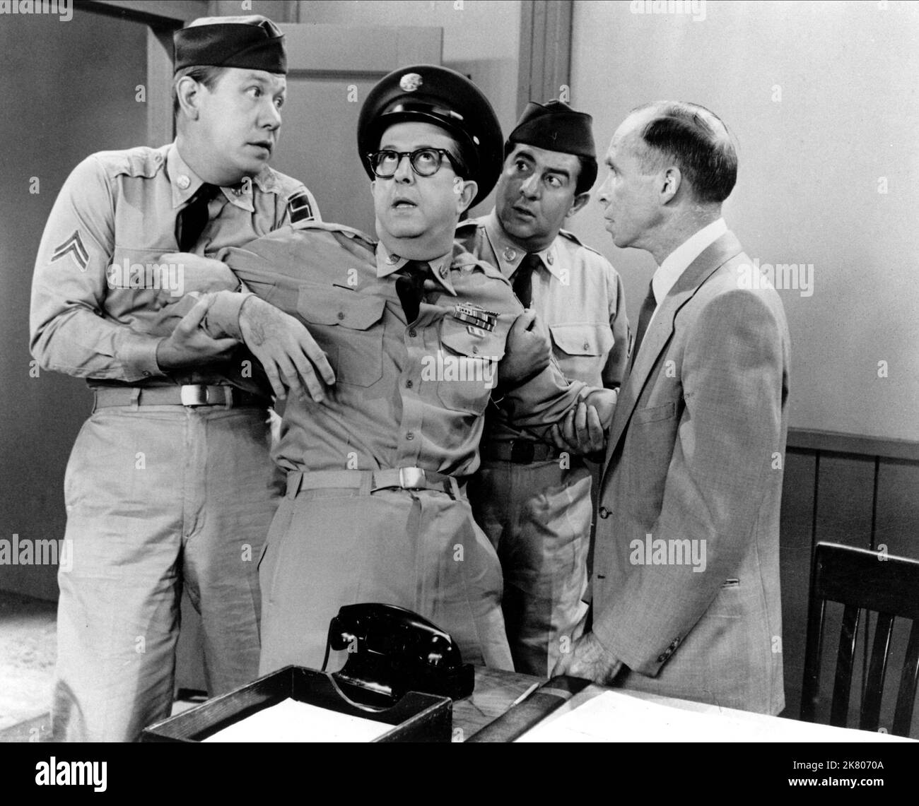 Allan Melvin, Phil Silvers & Harvey Lembeck Television: The Phil Silvers Show; Sergeant Bilko (TV-Serie) Characters: Cpl. Steve Henshaw, MSgt. Ernest G. Bilko, Cpl. Rocco Barbella  Usa 1955-1959, 20 September 1955   **WARNING** This Photograph is for editorial use only and is the copyright of CBS and/or the Photographer assigned by the Film or Production Company and can only be reproduced by publications in conjunction with the promotion of the above Film. A Mandatory Credit To CBS is required. The Photographer should also be credited when known. No commercial use can be granted without writte Stock Photo