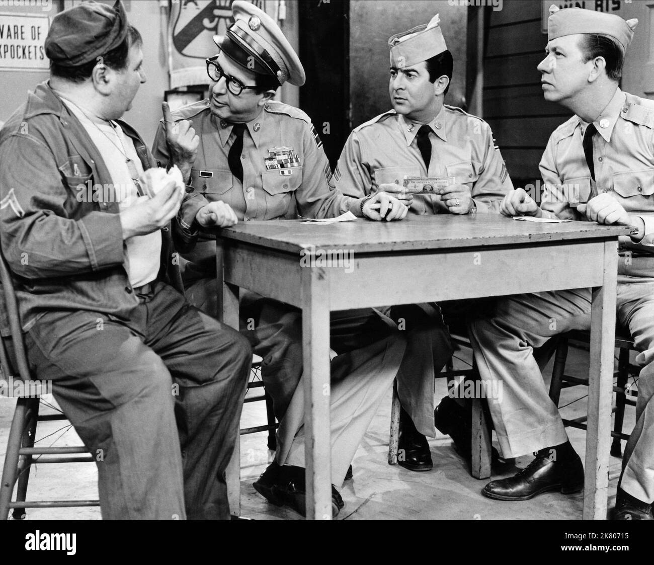 Maurice Gosfield, Phil Silvers, Harvey Lembeck & Allan Melvin Television: The Phil Silvers Show; Sergeant Bilko (TV-Serie) Characters: Pvt. Duane Doberman, MSgt. Ernest G. Bilko, Cpl. Rocco Barbella, Cpl. Steve Henshaw  Usa 1955-1959, 20 September 1955   **WARNING** This Photograph is for editorial use only and is the copyright of CBS and/or the Photographer assigned by the Film or Production Company and can only be reproduced by publications in conjunction with the promotion of the above Film. A Mandatory Credit To CBS is required. The Photographer should also be credited when known. No comme Stock Photo