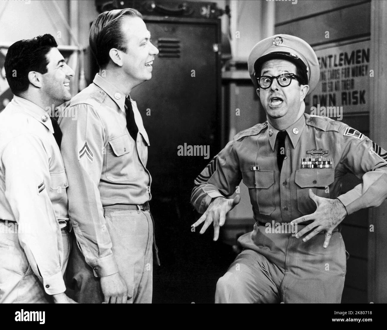 Harvey Lembeck, Allan Melvin & Phil Silvers Television: The Phil Silvers Show; Sergeant Bilko (TV-Serie) Characters: Cpl. Rocco Barbella, Cpl. Steve Henshaw, MSgt. Ernest G. Bilko  Usa 1955-1959, 20 September 1955   **WARNING** This Photograph is for editorial use only and is the copyright of CBS and/or the Photographer assigned by the Film or Production Company and can only be reproduced by publications in conjunction with the promotion of the above Film. A Mandatory Credit To CBS is required. The Photographer should also be credited when known. No commercial use can be granted without writte Stock Photo