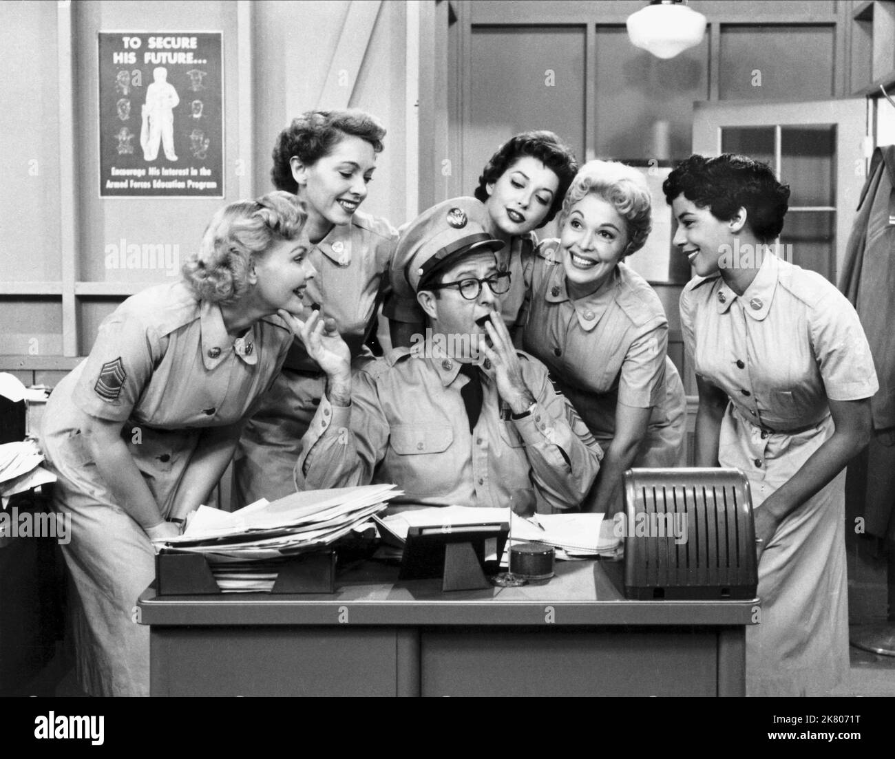 Phil Silvers Television: The Phil Silvers Show; Sergeant Bilko (TV-Serie) Characters: MSgt. Ernest G. Bilko  Usa 1955-1959, 20 September 1955   **WARNING** This Photograph is for editorial use only and is the copyright of CBS and/or the Photographer assigned by the Film or Production Company and can only be reproduced by publications in conjunction with the promotion of the above Film. A Mandatory Credit To CBS is required. The Photographer should also be credited when known. No commercial use can be granted without written authority from the Film Company. Stock Photo