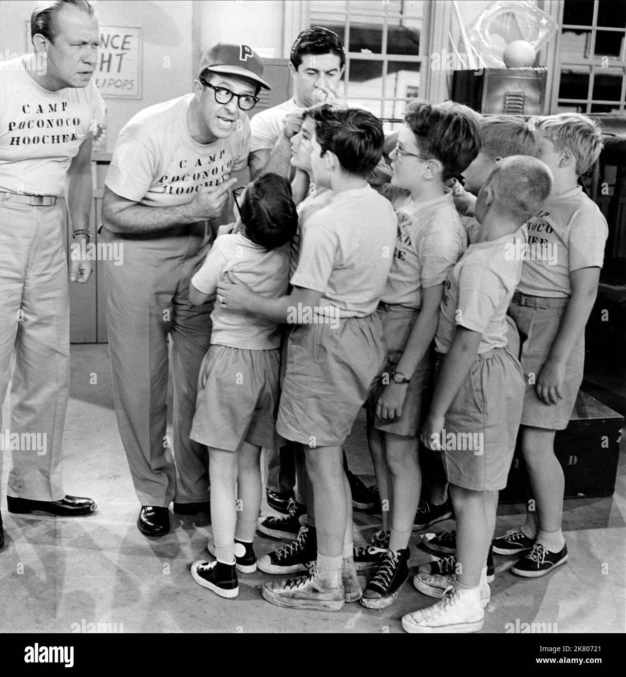 Allan Melvin, Phil Silvers & Harvey Lembeck Television: The Phil Silvers Show; Sergeant Bilko (TV-Serie) Characters: Cpl. Steve Henshaw, MSgt. Ernest G. Bilko, Cpl. Rocco Barbella  Usa 1955-1959, 20 September 1955   **WARNING** This Photograph is for editorial use only and is the copyright of CBS and/or the Photographer assigned by the Film or Production Company and can only be reproduced by publications in conjunction with the promotion of the above Film. A Mandatory Credit To CBS is required. The Photographer should also be credited when known. No commercial use can be granted without writte Stock Photo