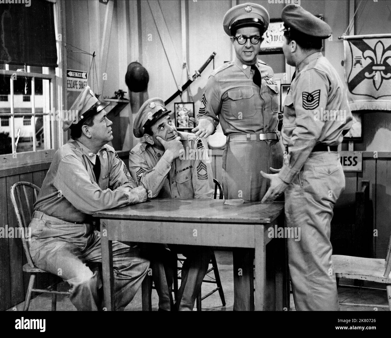 Joe E. Ross & Phil Silvers Television: The Phil Silvers Show; Sergeant Bilko (TV-Serie) Characters: MSgt. Rupert Ritzik, MSgt. Ernest G. Bilko  Usa 1955-1959, 20 September 1955   **WARNING** This Photograph is for editorial use only and is the copyright of CBS and/or the Photographer assigned by the Film or Production Company and can only be reproduced by publications in conjunction with the promotion of the above Film. A Mandatory Credit To CBS is required. The Photographer should also be credited when known. No commercial use can be granted without written authority from the Film Company. Stock Photo