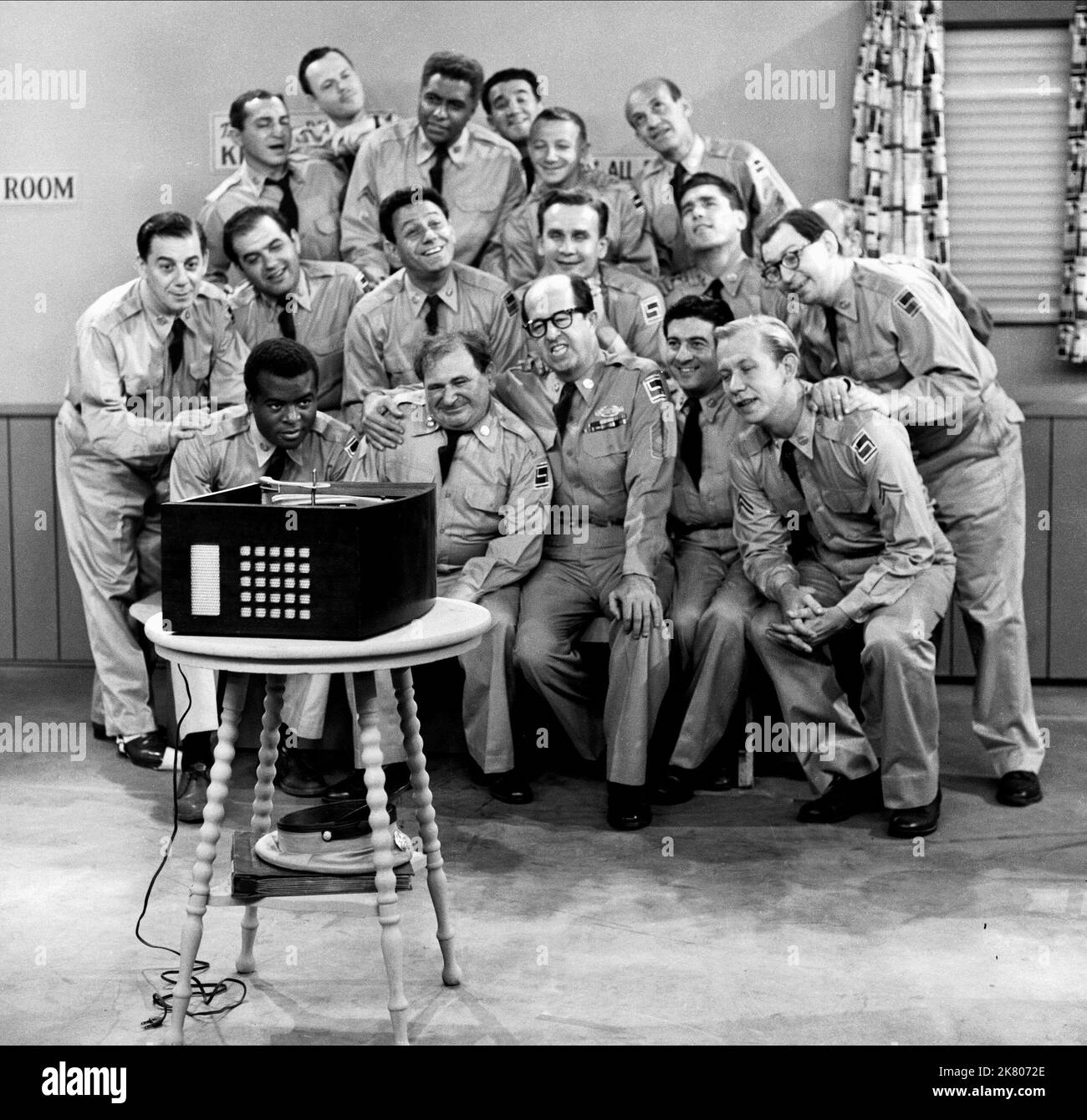 Phil Silvers & Cast Television: The Phil Silvers Show; Sergeant Bilko (TV-Serie) Characters: MSgt. Ernest G. Bilko  Usa 1955-1959, 20 September 1955   **WARNING** This Photograph is for editorial use only and is the copyright of CBS and/or the Photographer assigned by the Film or Production Company and can only be reproduced by publications in conjunction with the promotion of the above Film. A Mandatory Credit To CBS is required. The Photographer should also be credited when known. No commercial use can be granted without written authority from the Film Company. Stock Photo