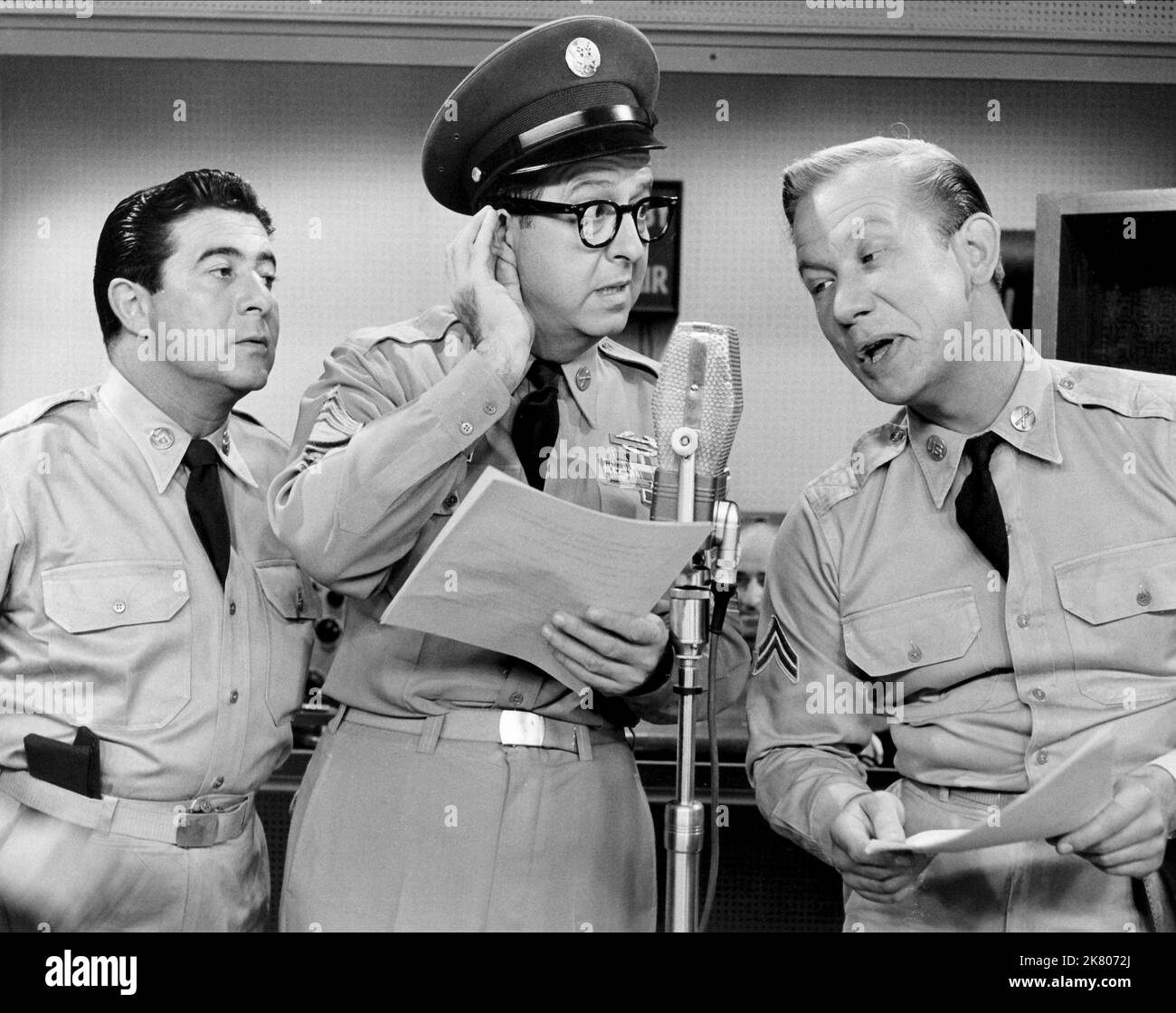 Harvey Lembeck, Phil Silvers & Allan Melvin Television: The Phil Silvers Show; Sergeant Bilko (TV-Serie) Characters: Cpl. Rocco Barbella, MSgt. Ernest G. Bilko, Cpl. Steve Henshaw  Usa 1955-1959, 20 September 1955   **WARNING** This Photograph is for editorial use only and is the copyright of CBS and/or the Photographer assigned by the Film or Production Company and can only be reproduced by publications in conjunction with the promotion of the above Film. A Mandatory Credit To CBS is required. The Photographer should also be credited when known. No commercial use can be granted without writte Stock Photo