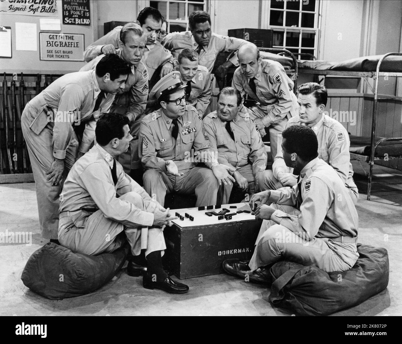 Harvey Lembeck, Allan Melvin, Phil Silvers, Maurice Gosfield, Herbie Faye & Billy Sands Television: The Phil Silvers Show; Sergeant Bilko (TV-Serie) Characters: Cpl. Rocco Barbella, Cpl. Steve Henshaw, MSgt. Ernest G. Bilko, Pvt. Duane Doberman, Cpl. Sam Fender, Pvt. Dino Papparelli  Usa 1955-1959, 20 September 1955   **WARNING** This Photograph is for editorial use only and is the copyright of CBS and/or the Photographer assigned by the Film or Production Company and can only be reproduced by publications in conjunction with the promotion of the above Film. A Mandatory Credit To CBS is requir Stock Photo