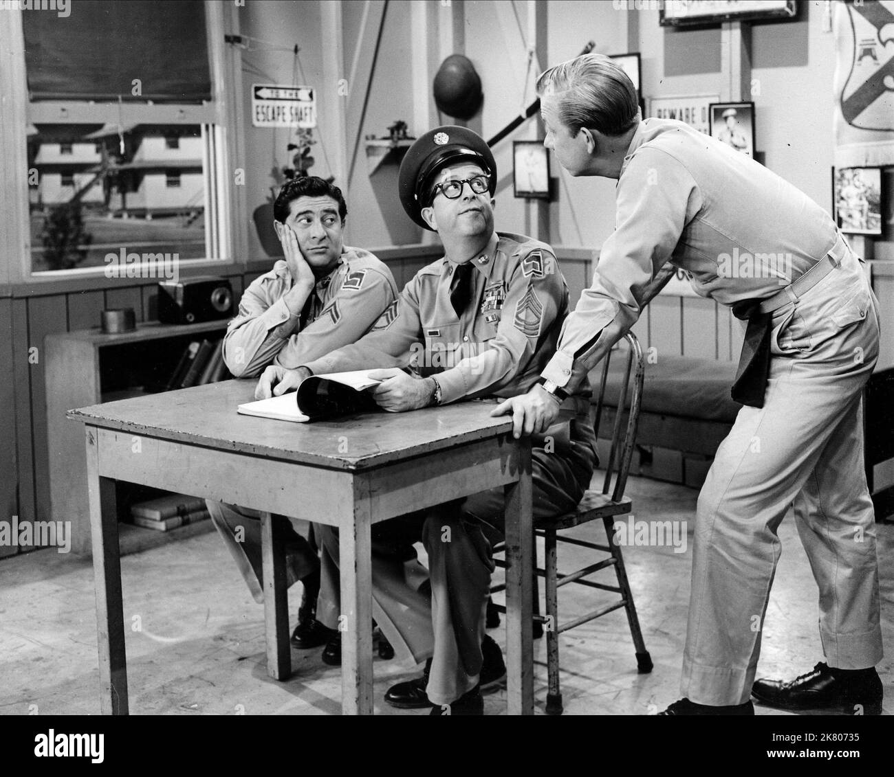 Harvey Lembeck, Phil Silvers & Allan Melvin Television: The Phil Silvers Show; Sergeant Bilko (TV-Serie) Characters: Cpl. Rocco Barbella, MSgt. Ernest G. Bilko, Cpl. Steve Henshaw  Usa 1955-1959, 20 September 1955   **WARNING** This Photograph is for editorial use only and is the copyright of CBS and/or the Photographer assigned by the Film or Production Company and can only be reproduced by publications in conjunction with the promotion of the above Film. A Mandatory Credit To CBS is required. The Photographer should also be credited when known. No commercial use can be granted without writte Stock Photo