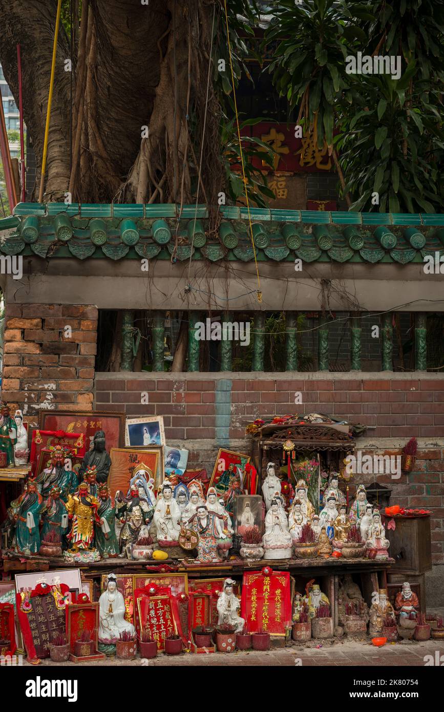 Statuettes of Chinese gods displayed against the outside wall of the Tin Hau Temple, Yau Ma Tei, Kowloon, Hong Kong Stock Photo