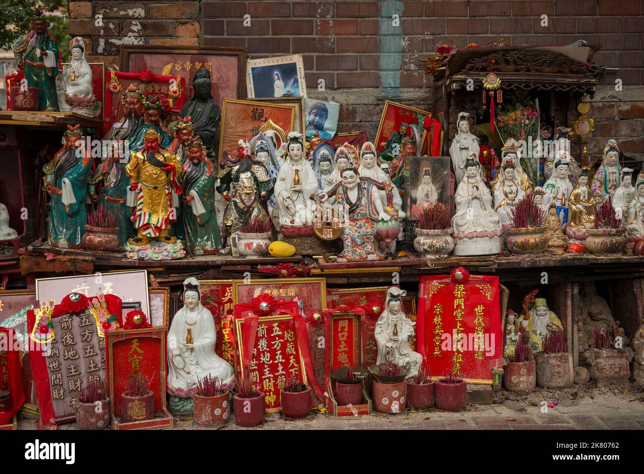Statuettes of Chinese gods displayed against the outside wall of the Tin Hau Temple, Yau Ma Tei, Kowloon, Hong Kong Stock Photo