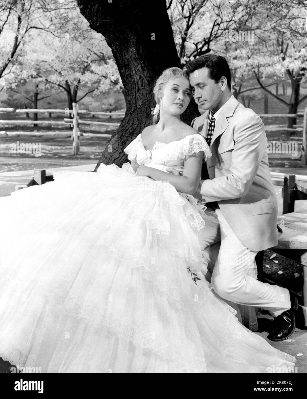 Jane Powell & Vic Damone Film: Deep In My Heart (USA 1954) Characters: Ottilie van Zandt in 'Maytime', Richard Wayne in 'Maytime'  Director: Stanley Donen 09 December 1954   **WARNING** This Photograph is for editorial use only and is the copyright of MGM and/or the Photographer assigned by the Film or Production Company and can only be reproduced by publications in conjunction with the promotion of the above Film. A Mandatory Credit To MGM is required. The Photographer should also be credited when known. No commercial use can be granted without written authority from the Film Company. Stock Photo