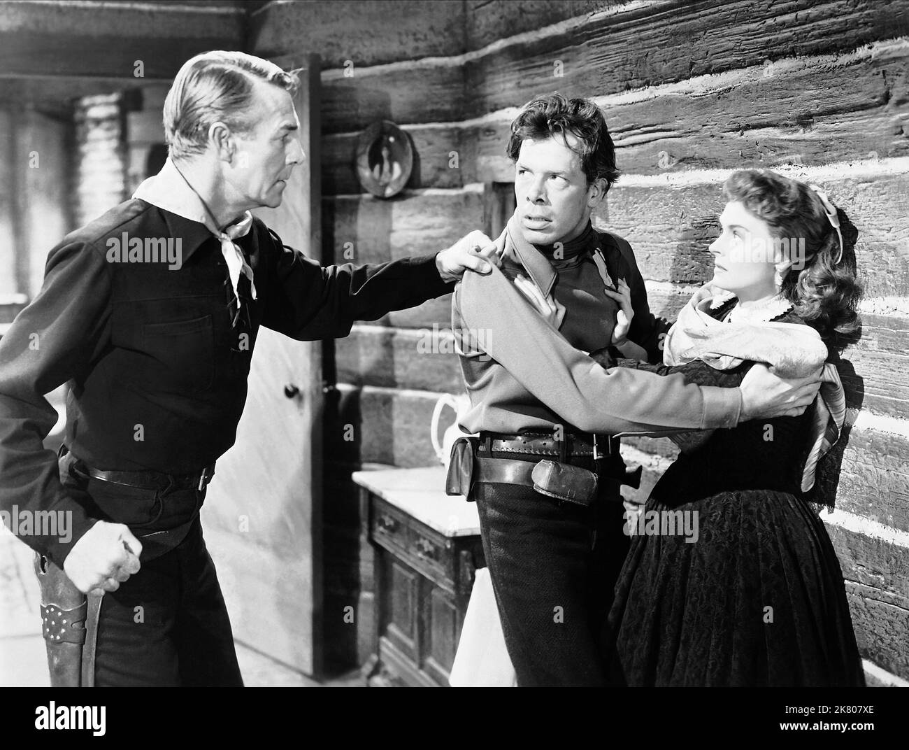 Randolph Scott, Lee Marvin & Donna Reed Film: Hangman'S Knot (1952) Characters: Major Matt Stewart, Rolph Bainter, Molly Hull  Director: Roy Huggins 15 November 1952   **WARNING** This Photograph is for editorial use only and is the copyright of COLUMBIA PICTURES and/or the Photographer assigned by the Film or Production Company and can only be reproduced by publications in conjunction with the promotion of the above Film. A Mandatory Credit To COLUMBIA PICTURES is required. The Photographer should also be credited when known. No commercial use can be granted without written authority from the Stock Photo