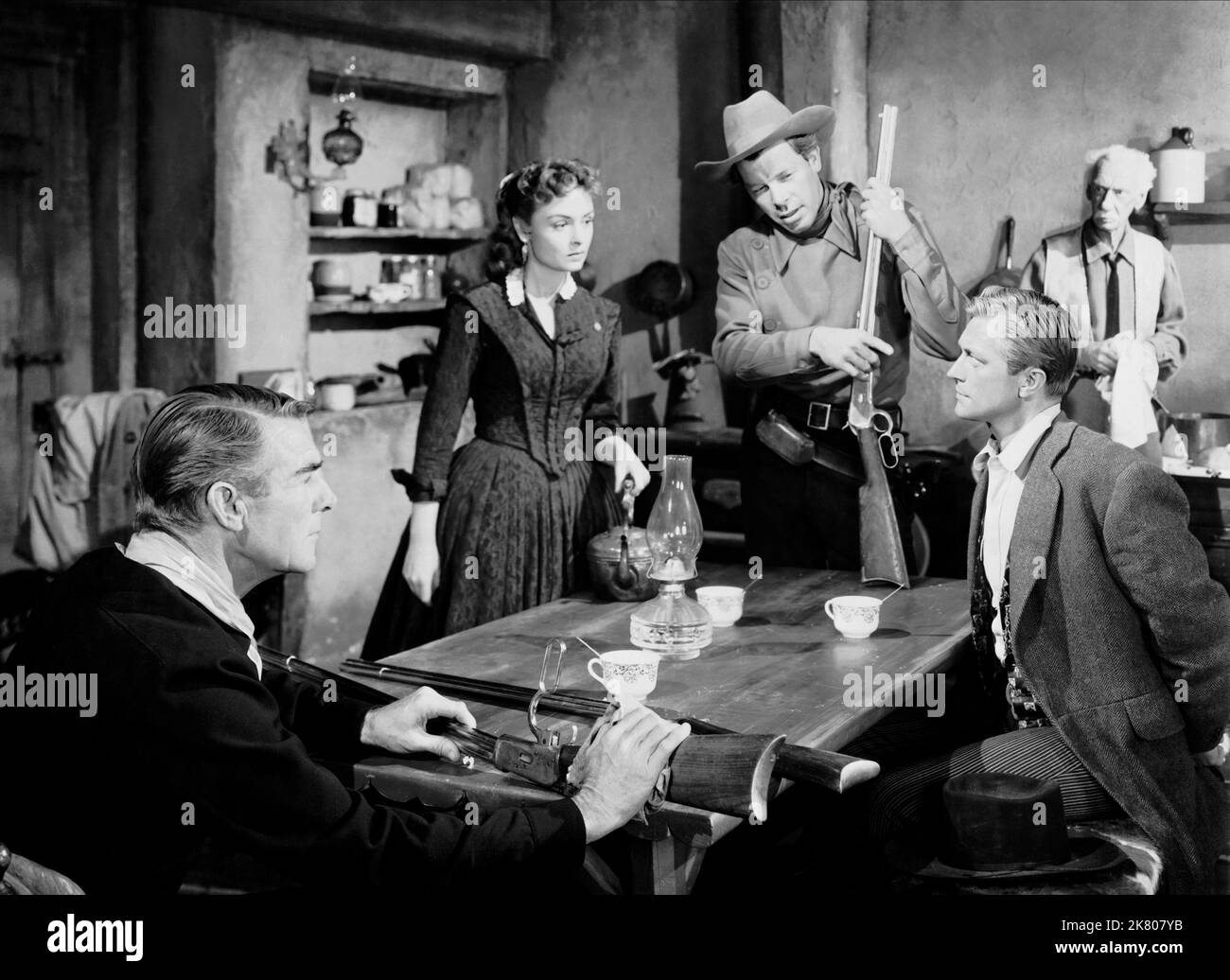Randolph Scott, Donna Reed & Lee Marvin Film: Hangman'S Knot (1952) Characters: Major Matt Stewart, Molly Hull, Rolph Bainter  Director: Roy Huggins 15 November 1952   **WARNING** This Photograph is for editorial use only and is the copyright of COLUMBIA PICTURES and/or the Photographer assigned by the Film or Production Company and can only be reproduced by publications in conjunction with the promotion of the above Film. A Mandatory Credit To COLUMBIA PICTURES is required. The Photographer should also be credited when known. No commercial use can be granted without written authority from the Stock Photo