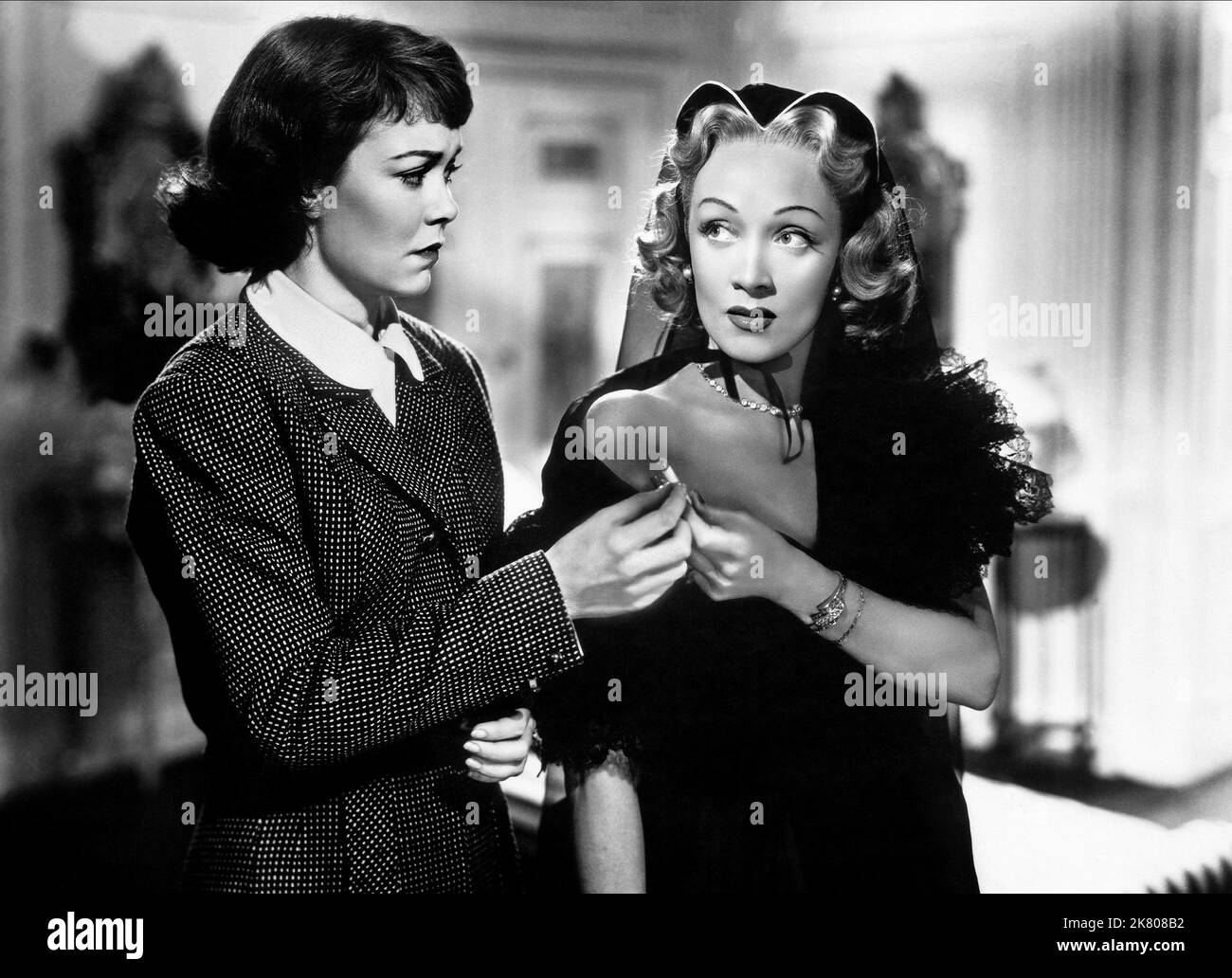 Jane Wyman & Marlene Dietrich Film: Stage Fright (USA/UK 1950) Characters: Eve Gill aka Doris Tinsdale & Charlotte Inwood  / Literaturverfilmung (Based On The Book 'Man Running' By Selwyn Jepson) Director: Alfred Hitchcock 23 February 1950   **WARNING** This Photograph is for editorial use only and is the copyright of WARNER BROS. and/or the Photographer assigned by the Film or Production Company and can only be reproduced by publications in conjunction with the promotion of the above Film. A Mandatory Credit To WARNER BROS. is required. The Photographer should also be credited when known. No Stock Photo