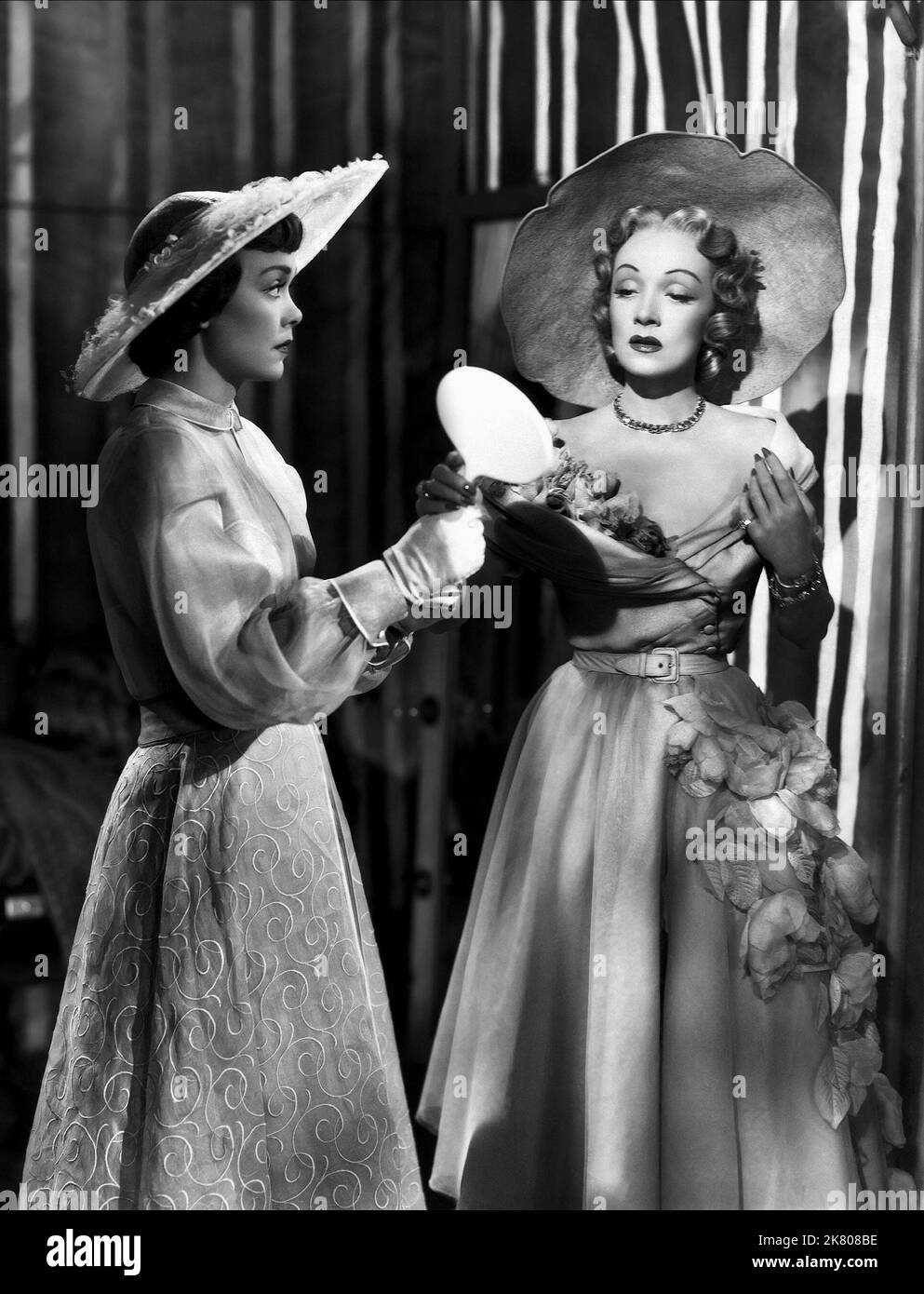 Marlene Dietrich & Jane Wyman Film: Stage Fright (USA/UK 1950) Characters: Charlotte Inwood & Eve Gill aka Doris Tinsdale  / Literaturverfilmung (Based On The Book 'Man Running' By Selwyn Jepson) Director: Alfred Hitchcock 23 February 1950   **WARNING** This Photograph is for editorial use only and is the copyright of WARNER BROS. and/or the Photographer assigned by the Film or Production Company and can only be reproduced by publications in conjunction with the promotion of the above Film. A Mandatory Credit To WARNER BROS. is required. The Photographer should also be credited when known. No Stock Photo