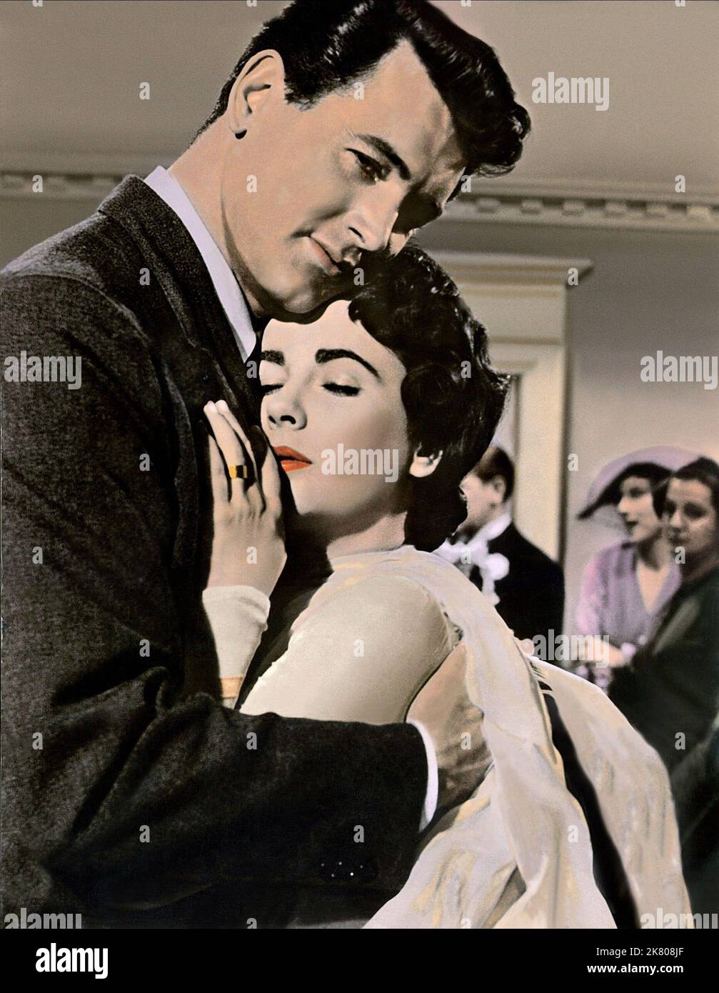 Rock Hudson & Elizabeth Taylor Film: Giant (USA 1956) Characters: Jordan 'Bick' Benedict Jr. & Leslie Benedict  / Literaturverfilmung (Based On The Book By Edna Ferber) Director: George Stevens 10 October 1956   **WARNING** This Photograph is for editorial use only and is the copyright of WARNER BROS. and/or the Photographer assigned by the Film or Production Company and can only be reproduced by publications in conjunction with the promotion of the above Film. A Mandatory Credit To WARNER BROS. is required. The Photographer should also be credited when known. No commercial use can be granted Stock Photo