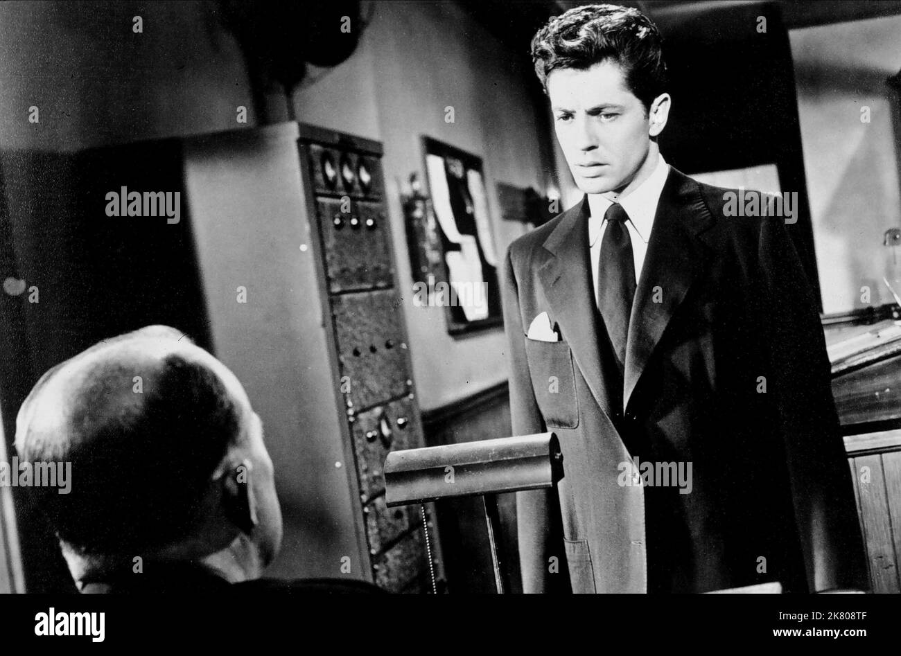 Farley Granger Film: Strangers On A Train (USA 1951) Characters: Guy Haines  Director: Alfred Hitchcock 30 June 1951   **WARNING** This Photograph is for editorial use only and is the copyright of WARNER BROS. and/or the Photographer assigned by the Film or Production Company and can only be reproduced by publications in conjunction with the promotion of the above Film. A Mandatory Credit To WARNER BROS. is required. The Photographer should also be credited when known. No commercial use can be granted without written authority from the Film Company. Stock Photo