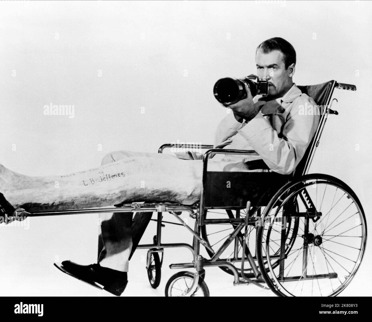 James Stewart Film: Rear Window (USA 1954) Characters: L. B. Jefferies  Director: Alfred Hitchcock 04 August 1954   **WARNING** This Photograph is for editorial use only and is the copyright of PARAMOUNT and/or the Photographer assigned by the Film or Production Company and can only be reproduced by publications in conjunction with the promotion of the above Film. A Mandatory Credit To PARAMOUNT is required. The Photographer should also be credited when known. No commercial use can be granted without written authority from the Film Company. Stock Photo