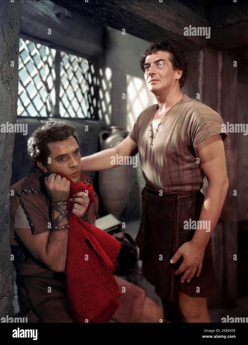 Richard Burton & Victor Mature Film: The Robe (USA 1953) Characters: Marcellus Gallio & Demetrius  Director: Henry Koster 16 September 1953   **WARNING** This Photograph is for editorial use only and is the copyright of 20 CENTURY FOX and/or the Photographer assigned by the Film or Production Company and can only be reproduced by publications in conjunction with the promotion of the above Film. A Mandatory Credit To 20 CENTURY FOX is required. The Photographer should also be credited when known. No commercial use can be granted without written authority from the Film Company. Stock Photo